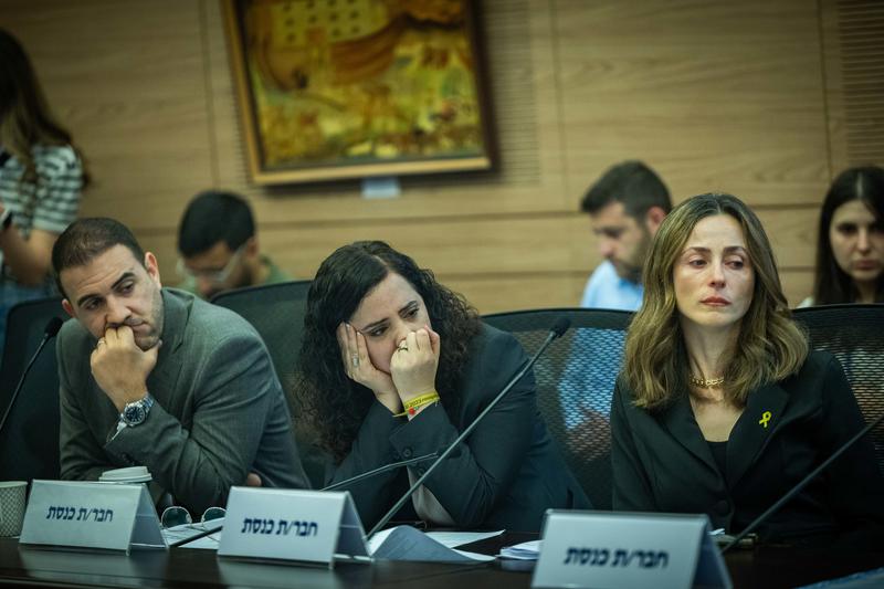 תופרים חליפות: נפתח הקרב באופוזיציה על התיק היוקרתי