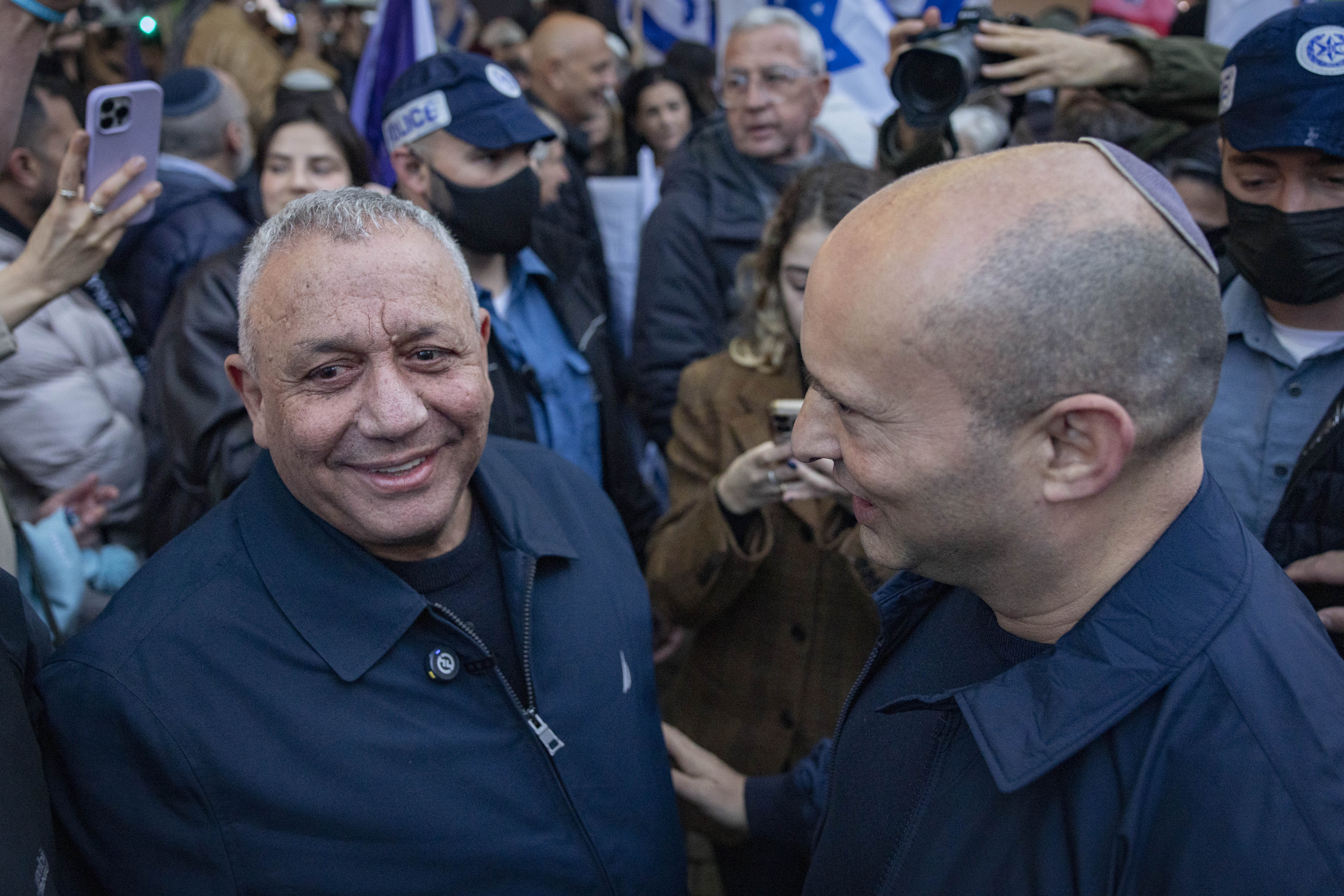 סקר מנדטים: איזנקוט מתחזק; בנט ממשיך לרדת; סמוטריץ' יכול לחייך