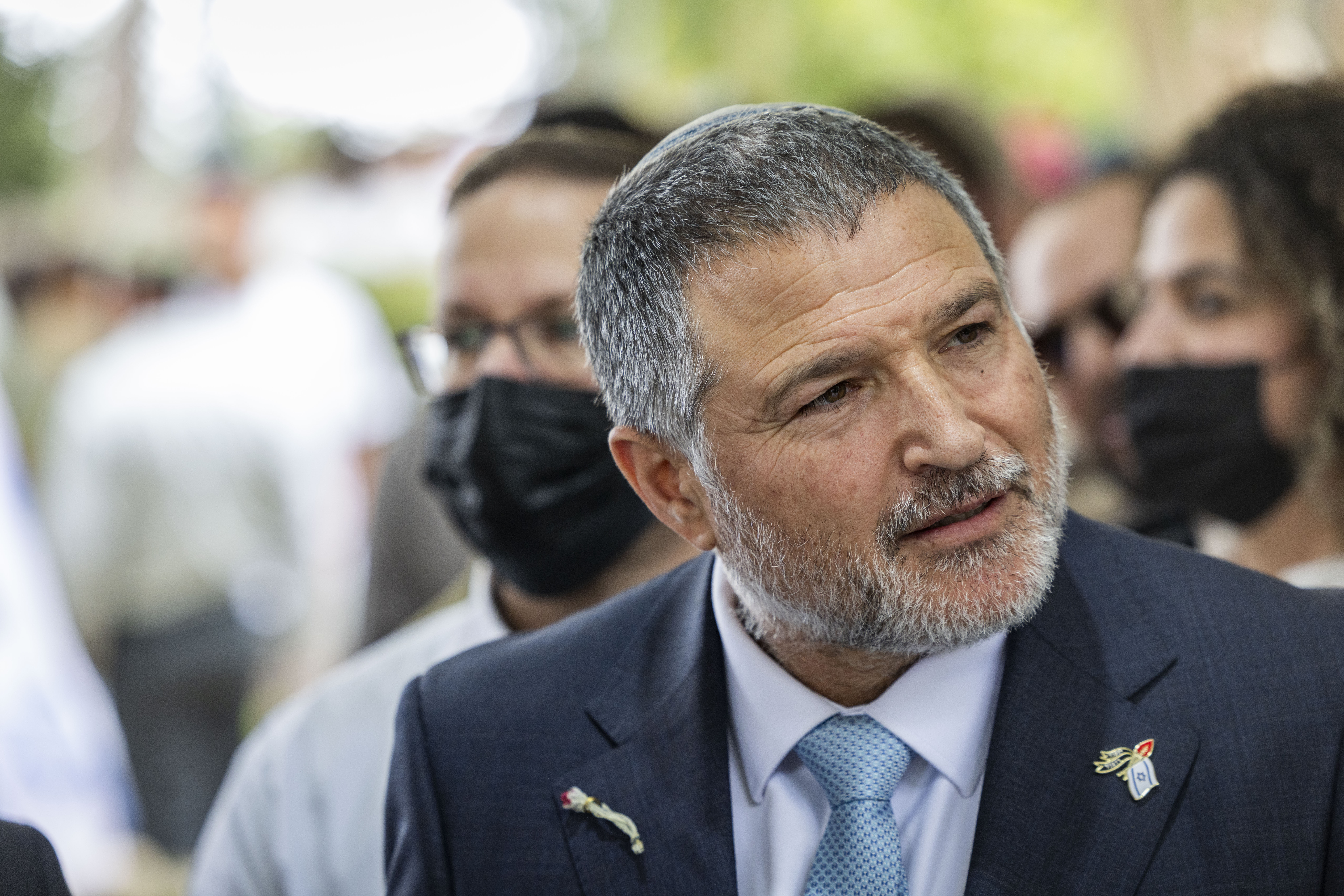 בכיר בשב"כ לשעבר יוצא להגנת דוד זיני: "זה מטריד אותי" 2026 bd8edcb0 6f96 11f1 ba76 a99efd8f1f6b h5464 w8192 ‏עמית אסא, בכיר בשב"כ לשעבר, התראיין היום (רביעי) ברדיו 'גלי ישראל', והתייחס לסערה סביב דוד זיני. נזכיר כי אמש דווח... Iustitia. Bg בכיר בשב"כ לשעבר יוצא להגנת דוד זיני: "זה מטריד אותי" 2026 2026-06-24 08:32:38 צֶדֶק - iustitia. Bg