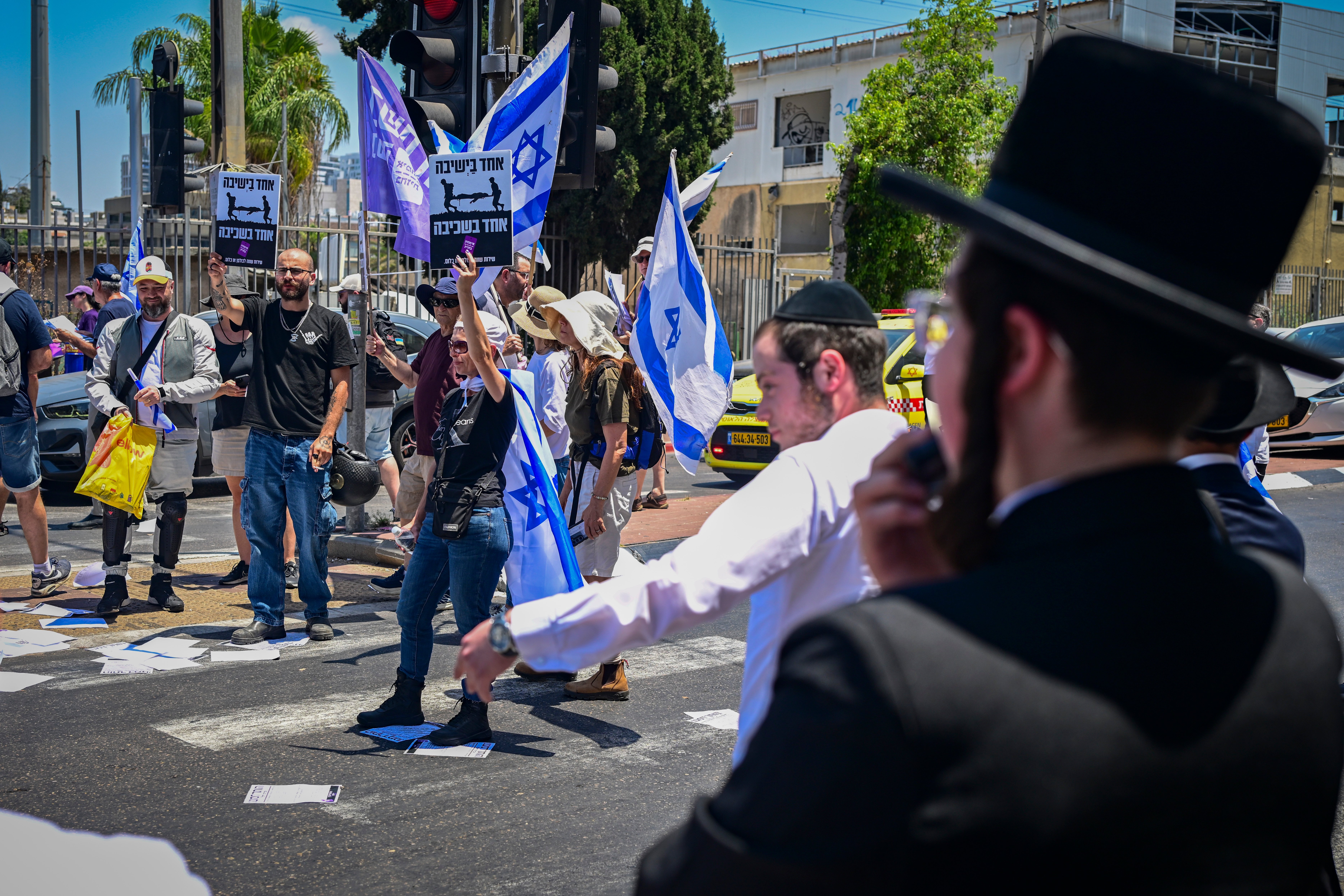 בתגובה למחאת החרדים: מאות מפגינים חוסמים את בני ברק