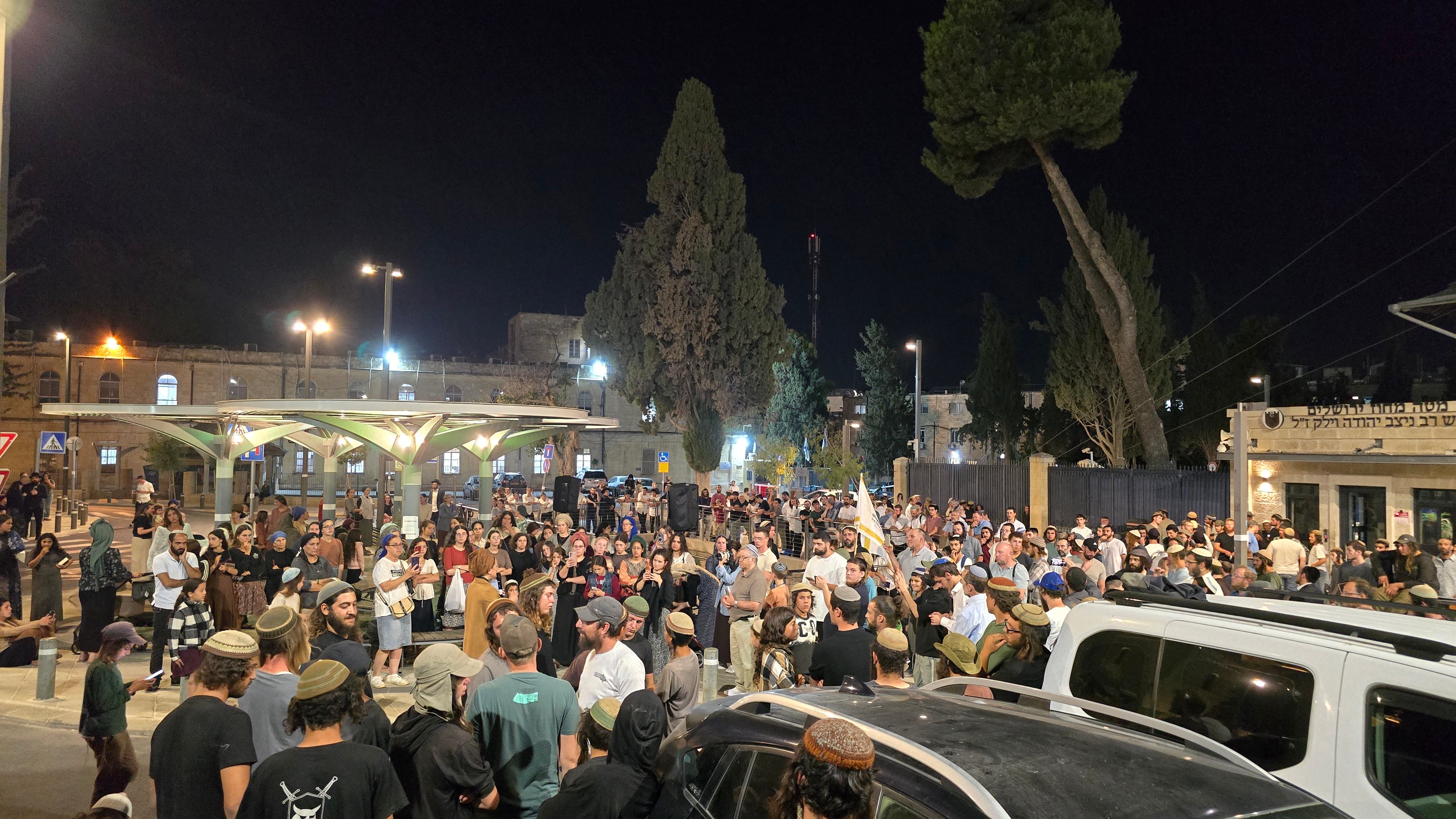 "שחררו את טל": מאות בקריאת מגילה וקינות מול מגרש הרוסים