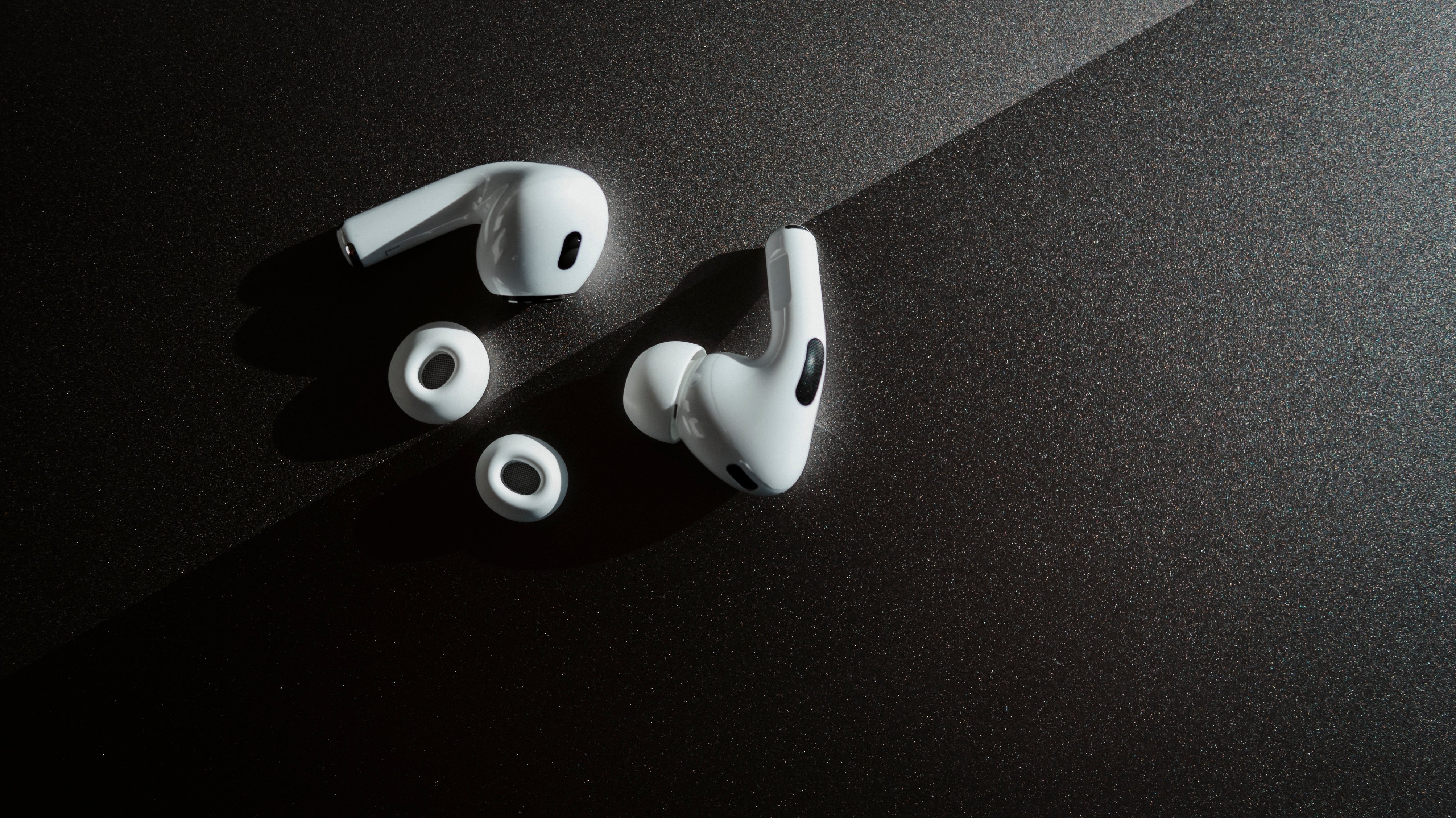 "הפרויקט לא נגנז": אפל שוקלת מחדש AirPods עם מצלמות