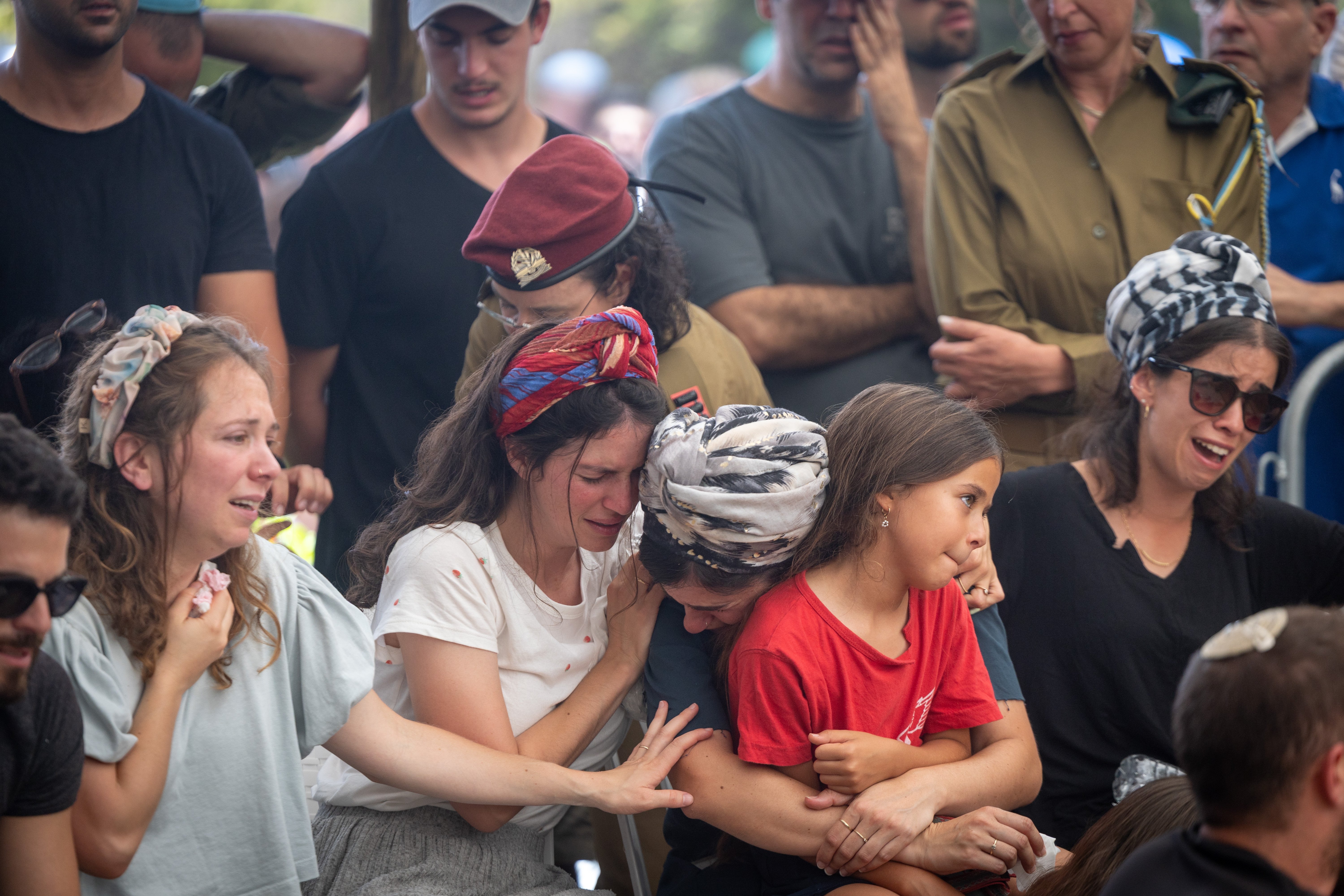 המונים ליוו למנוחות את הראל הי"ד; אלמנתו: "תן לי כוח"
