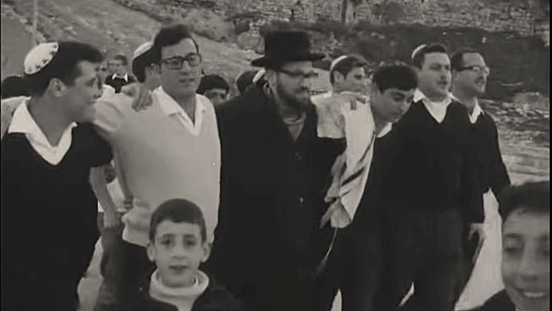 תיעוד נדיר של הרב הדרי זצ"ל ותלמידי ישיבת הכותל 2026 1e5a5df0 94bb 11f1 992b 83601f71e280 h617 w1096 אחרי יותר מחמישים שנה, התגלה נחשף סרטון בו נראה הרב ישעיהו הדרי זצ"ל בתיעוד משנת 1969, צועד בראש קבוצת תלמידי ישיבת... Iustitia. Bg תיעוד נדיר של הרב הדרי זצ"ל ותלמידי ישיבת הכותל 2026 2026-08-10 14:20:14 צֶדֶק - iustitia. Bg