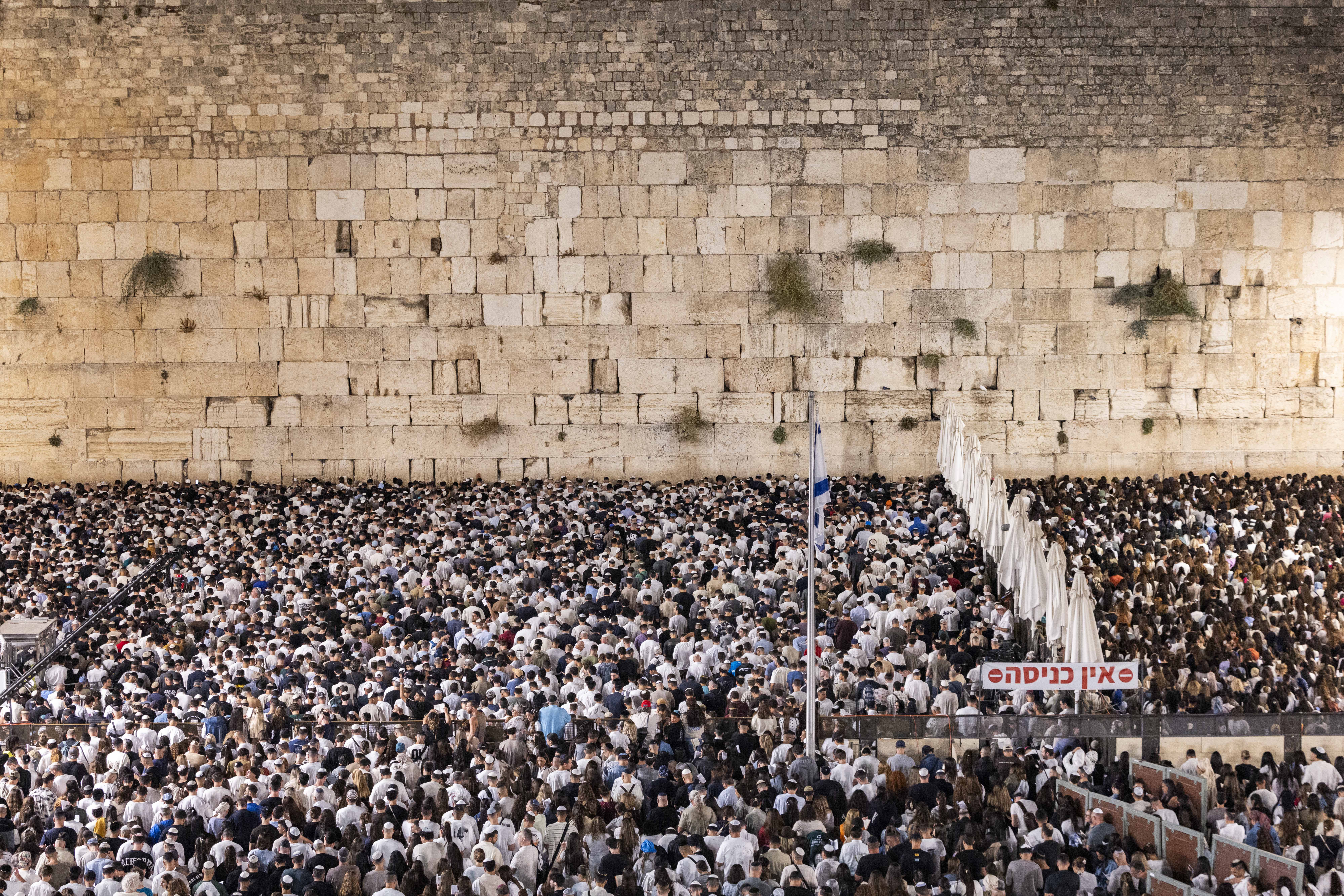 שעה של הליכה, בלי כיסאות ובעיות סאונד: מחדל הסליחות בכותל