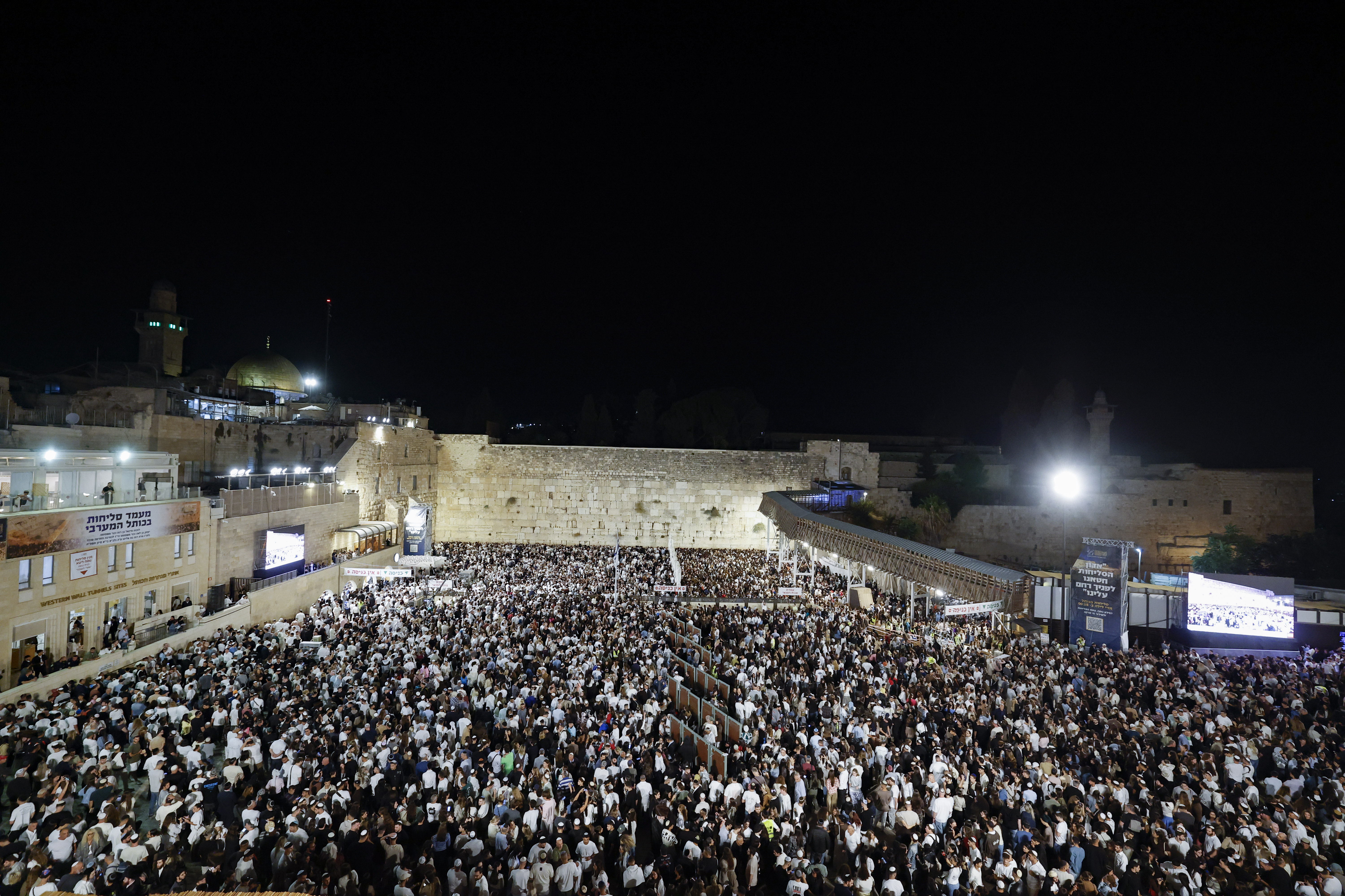שידור ישיר: רבבות בסליחות האחרונות בכותל לקראת יום הכיפורים