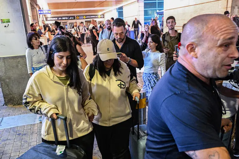 בהפתעה: מלי וליאל נחתו בארץ אחרי חודשים בחו"ל