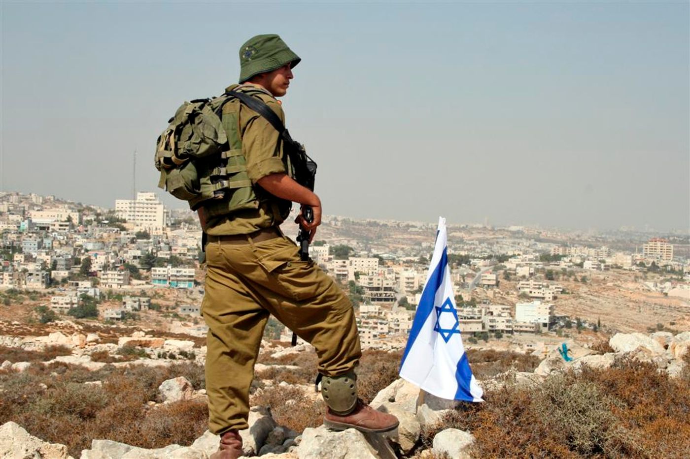 האם הנאמנות לדגל ולמדינה פוגעת במוסר האנושי?