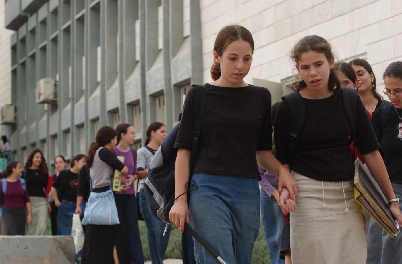 מוסד חינוכי דתי פיטר מורה רווקה שנכנסה להריון. מוסרי?