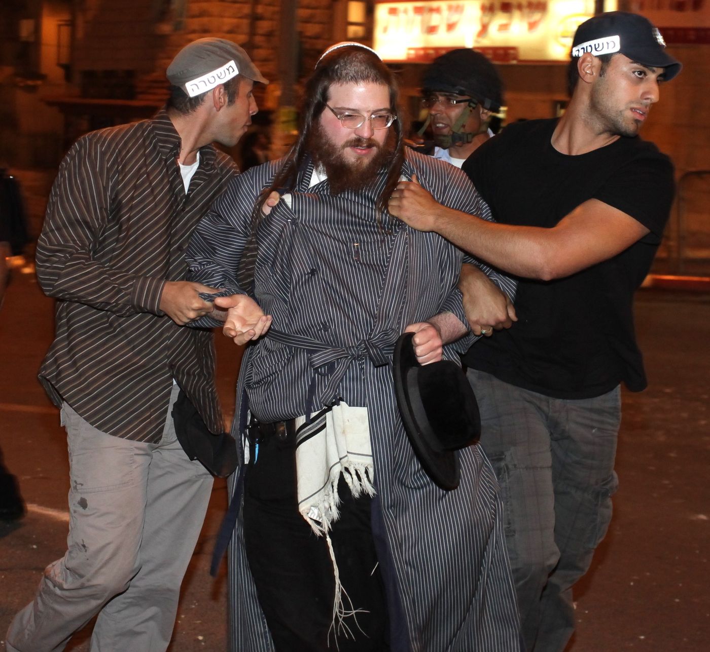 צעירים בי-ם: החרדים שורפים פחים? שישלמו על הנזק
