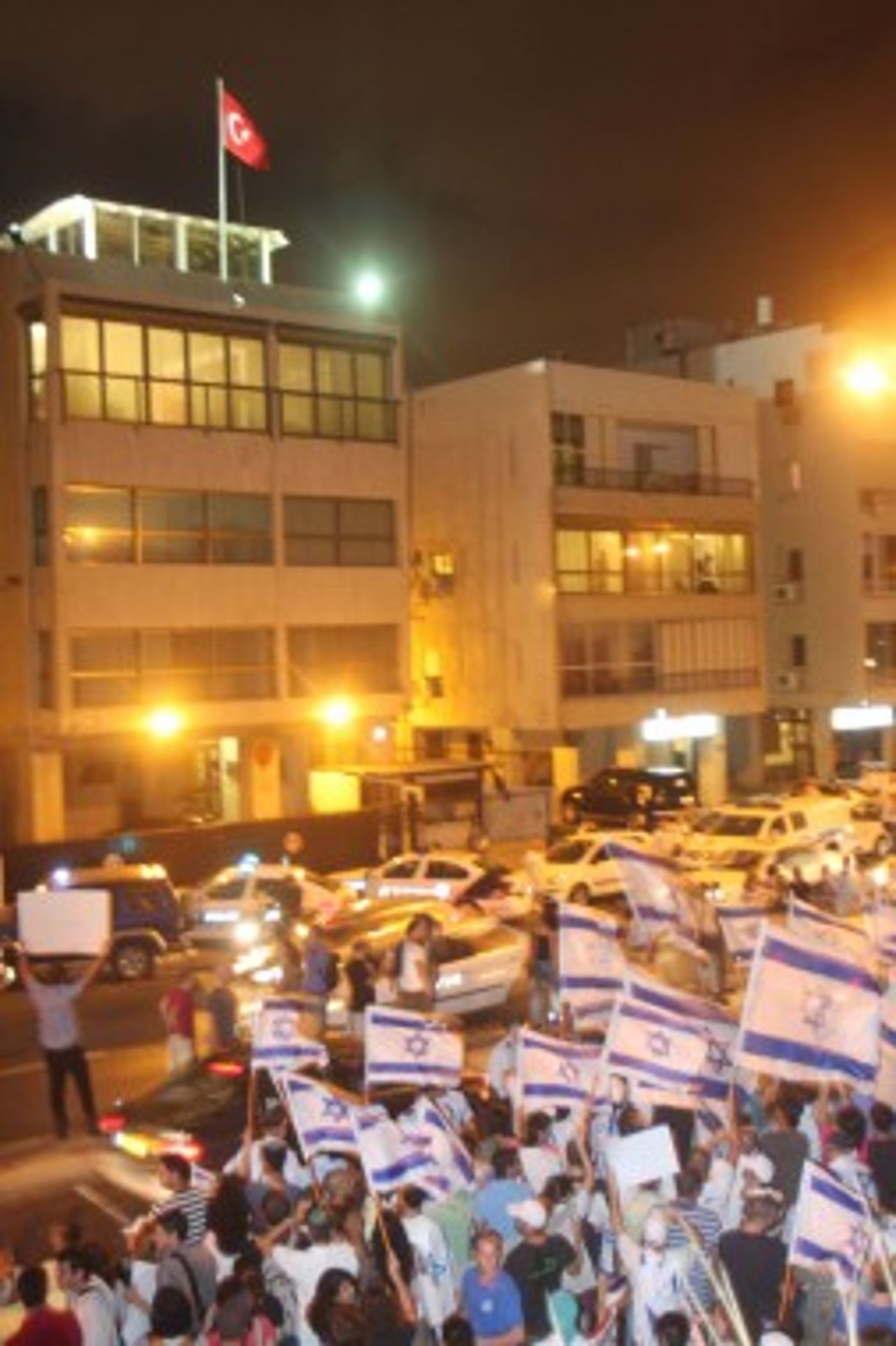 נקודת האור של השבוע: אלפי ישראלים יצאו לרחובות