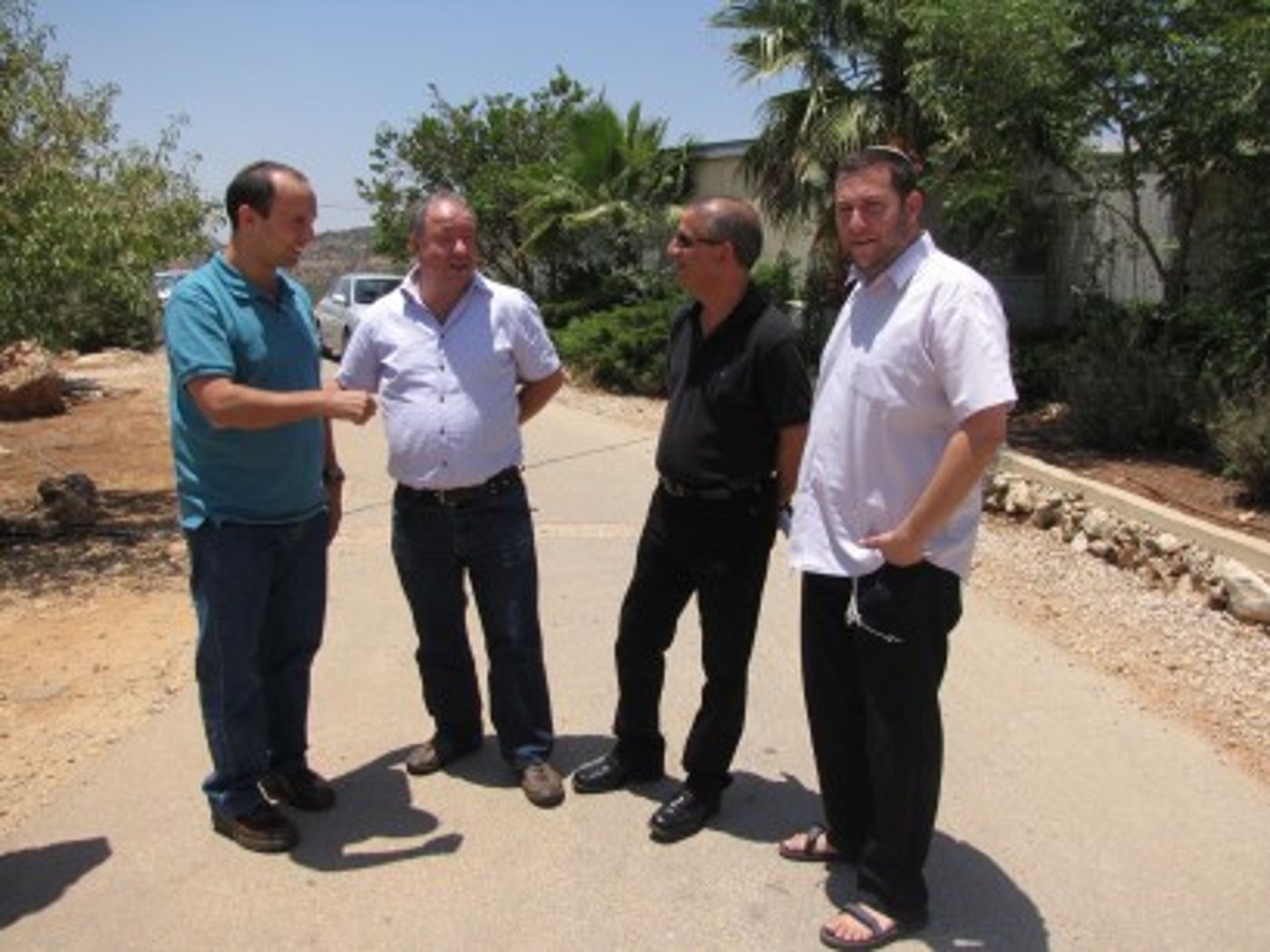 יואב צור בשומרון (מימין: יוסי דגן, לידו צור ומשמאל נפתלי בנט)