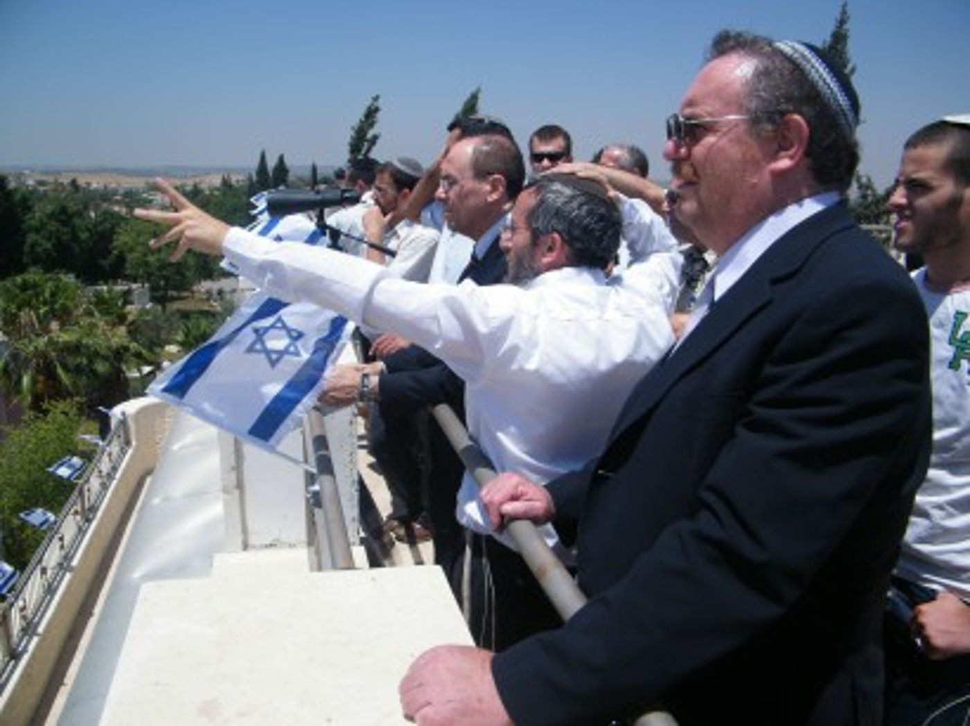 ראש ישיבת שדרות, הרב פנדל, מראה לשרים הרשקוביץ ושלום את שדרות