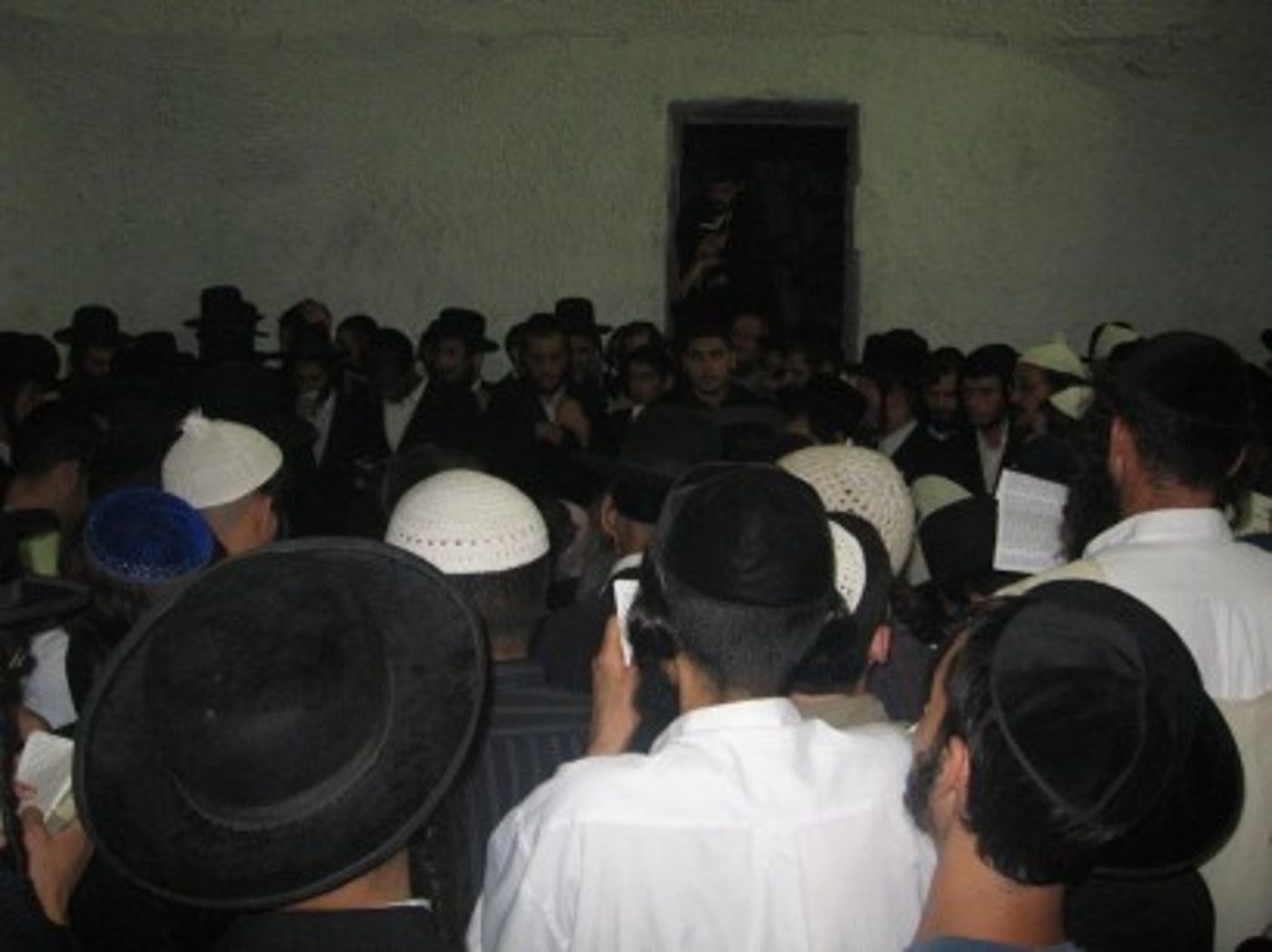 תמונות מהעלייה ההמונית לקבר יוסף בשכם. בין העולים הרבצ"ר רפי פרץ