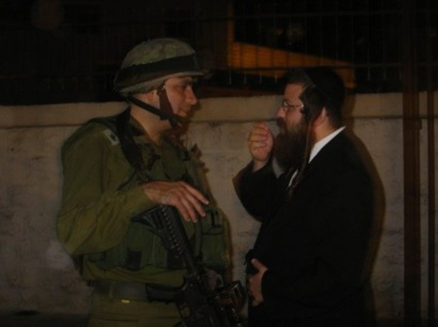 המתפללים משתטחים על הציון