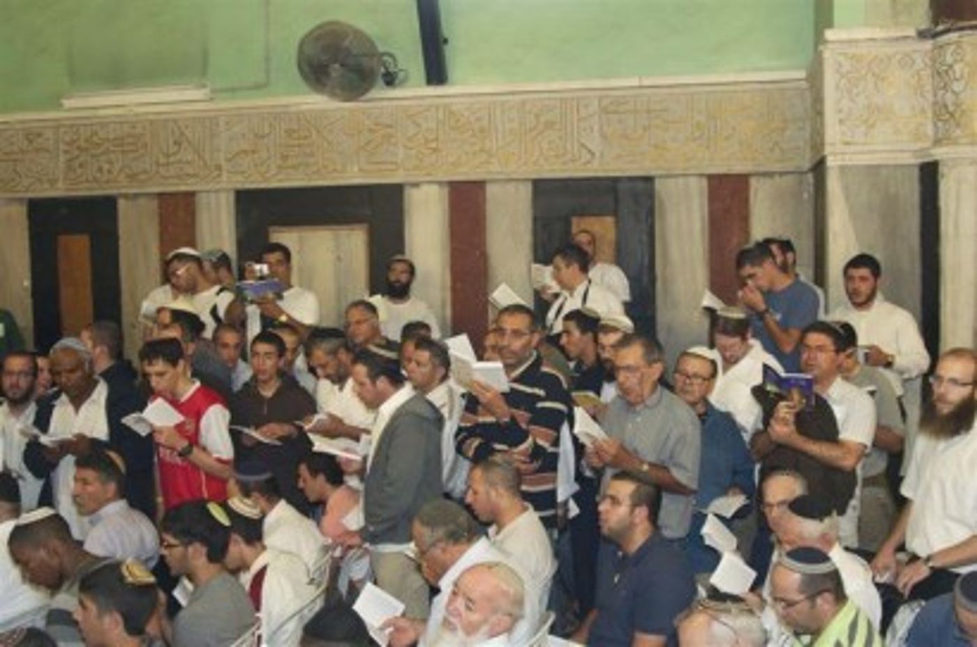 תמונות ממעמד הסליחות המרכזי במערת המכפלה