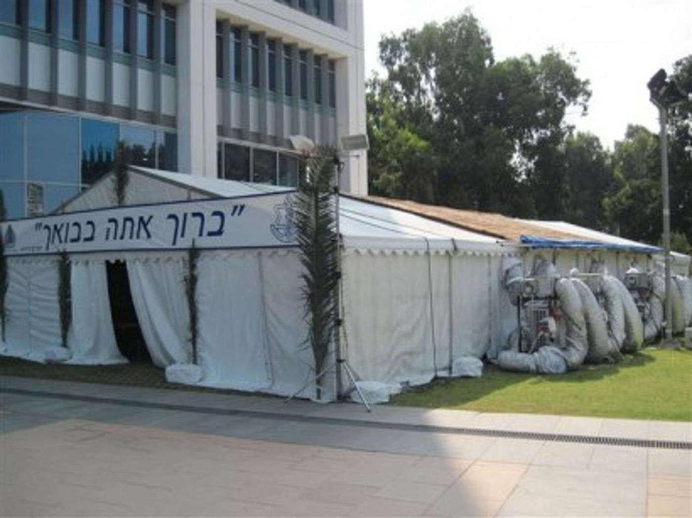 תמונות בלעדיות: הסוכה במחנה מטכ"ל בקריה לא כשרה