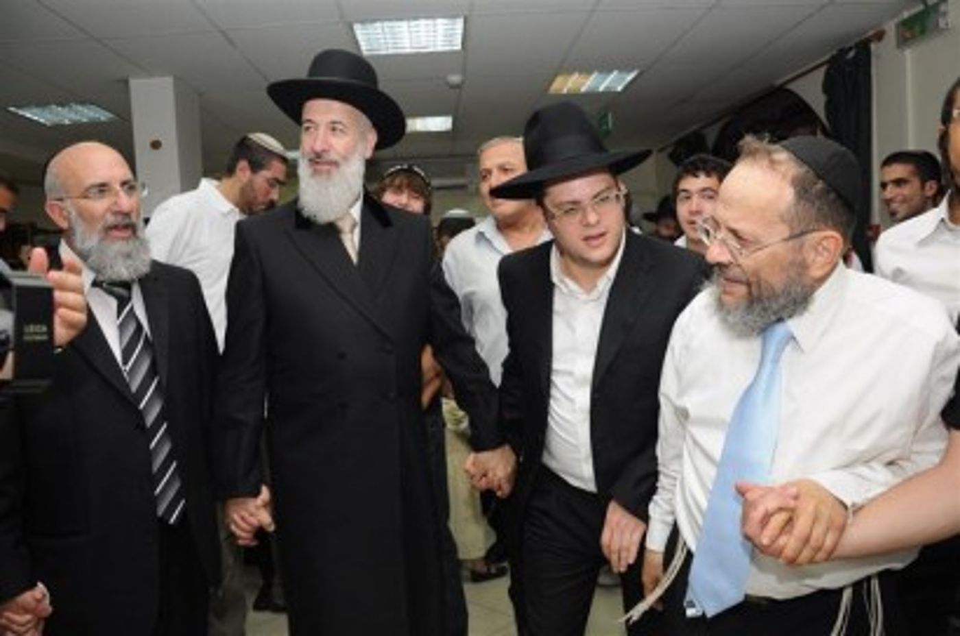 סוכת שלום: כשהאדמו"ר ערך טיש בישיבת ההסדר…