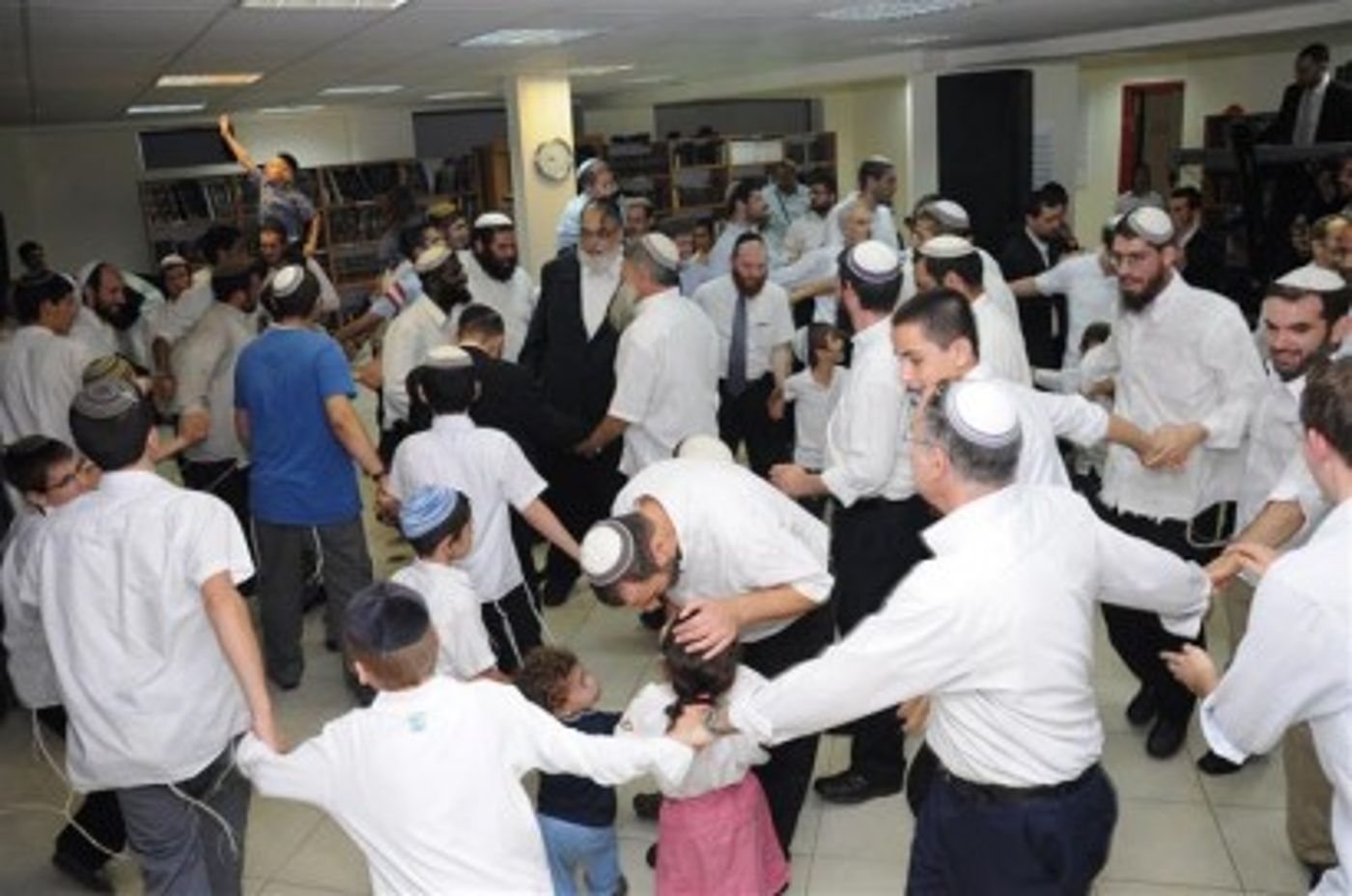סוכת שלום: כשהאדמו"ר ערך טיש בישיבת ההסדר…