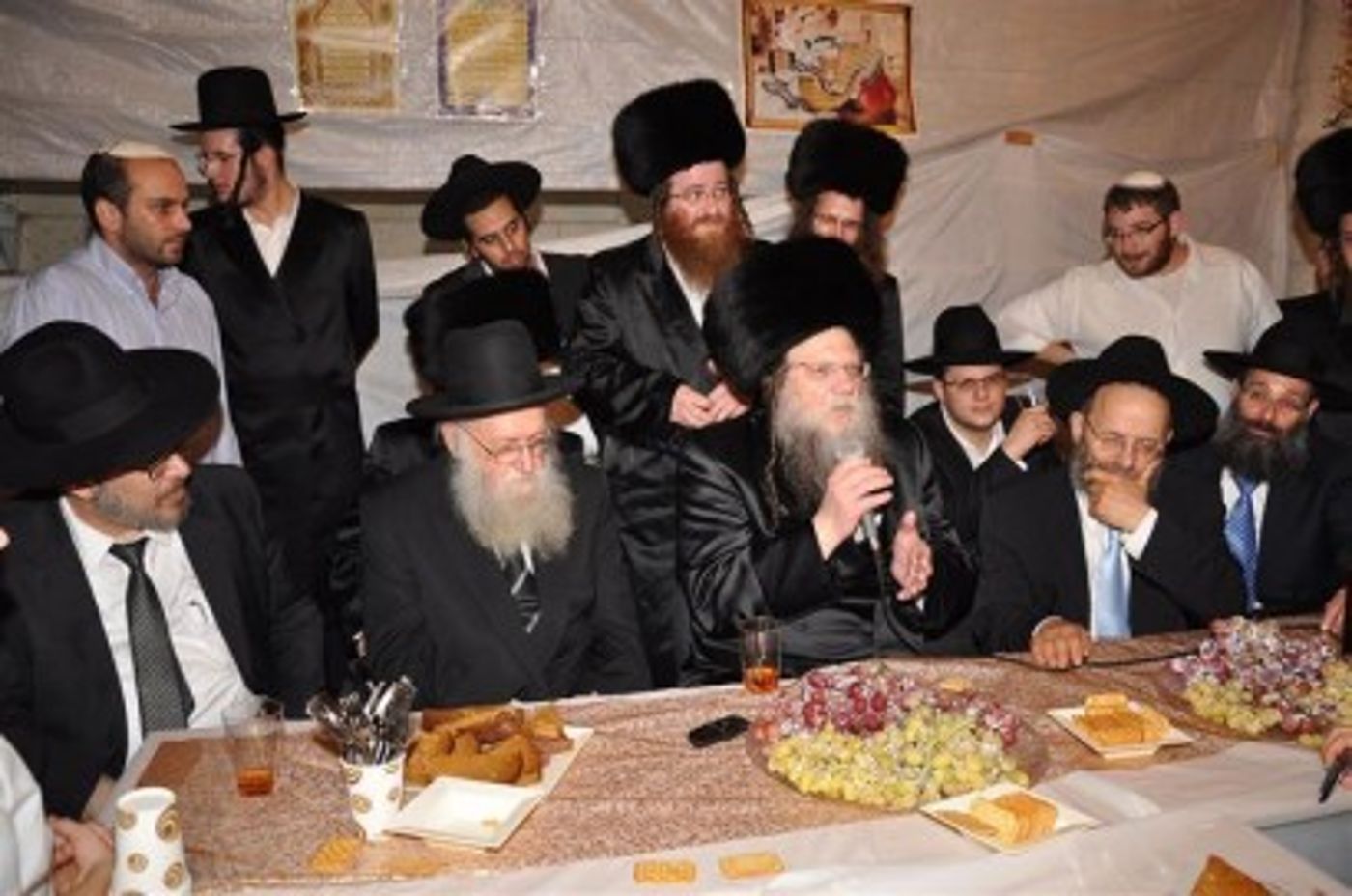 סוכת שלום: כשהאדמו"ר ערך טיש בישיבת ההסדר…