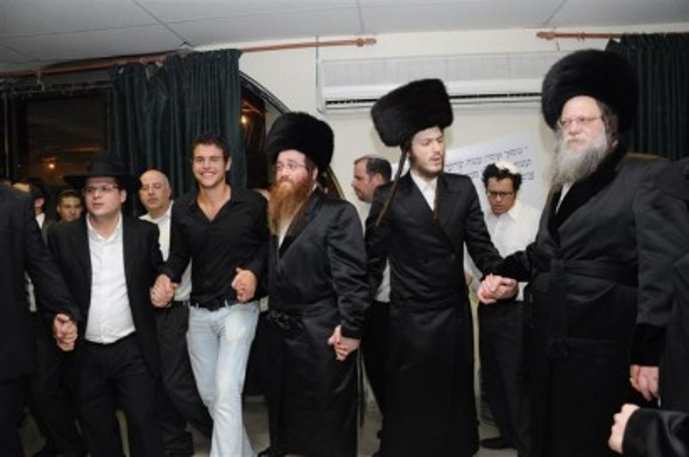סוכת שלום: כשהאדמו"ר ערך טיש בישיבת ההסדר…