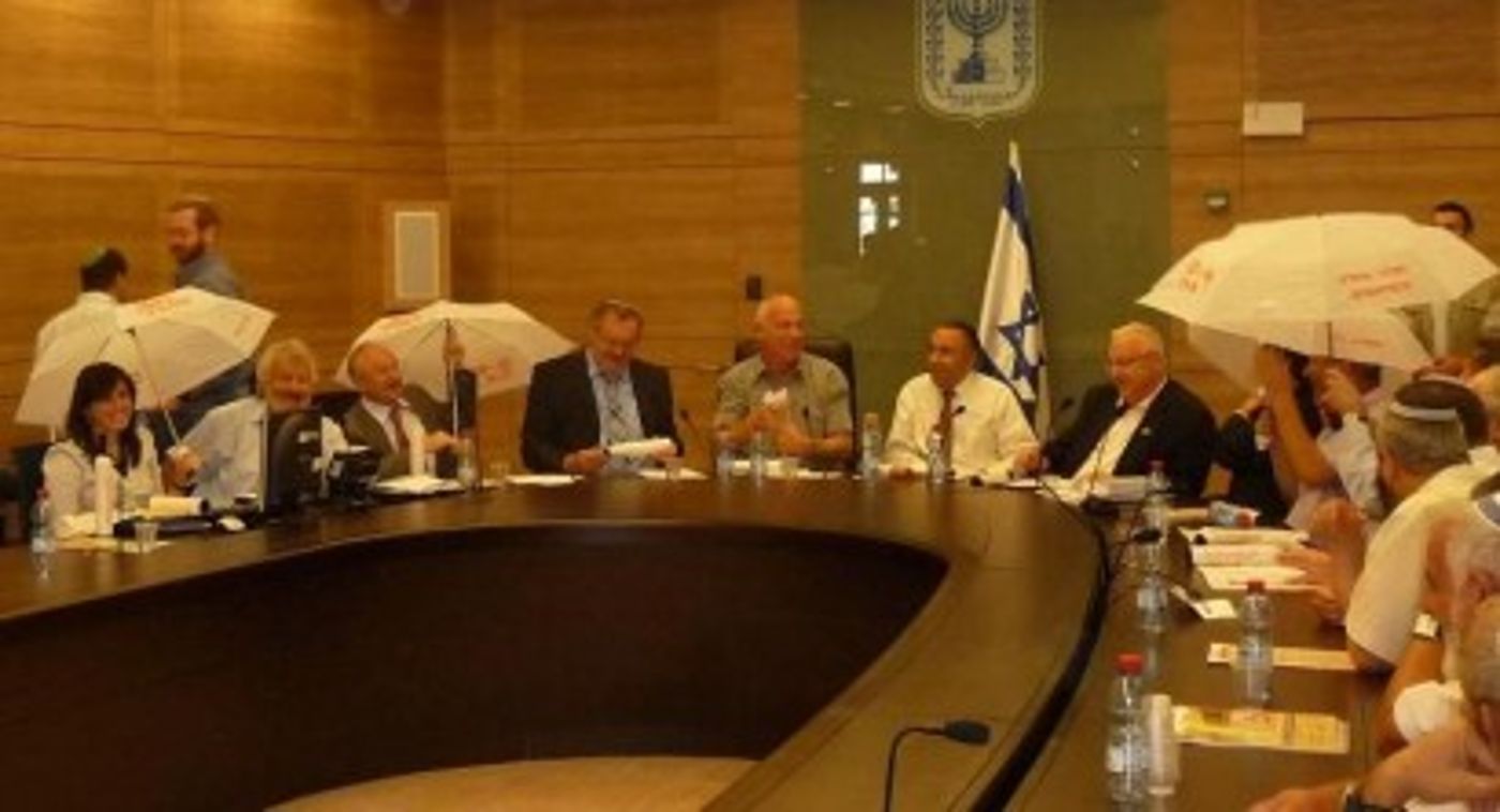 חברי הכנסת הרימו מטריות והכריזו: "חורף אחרון בקראווילות"