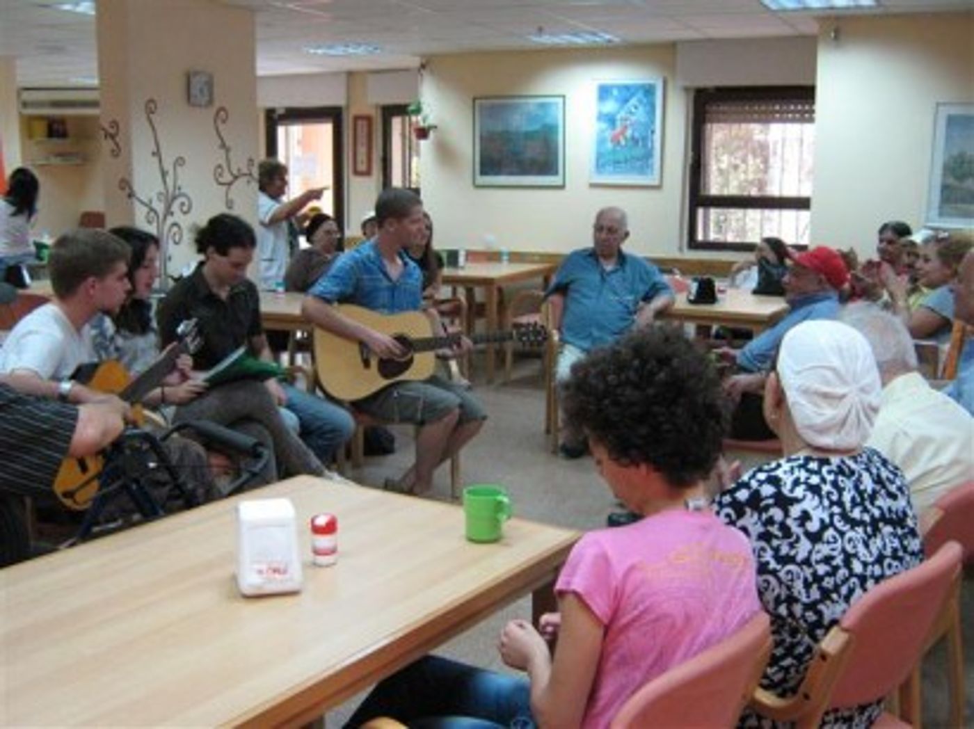 המתנדבים מנגנים ושרים באחד מבתי האבות בירושלים (יח"צ)