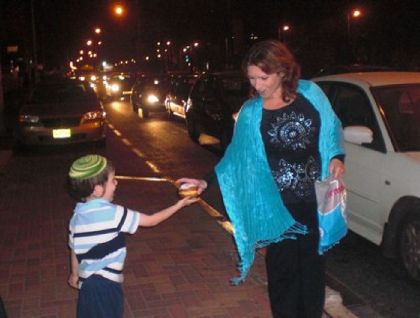 בקרית ים: הדלקת נרות חנוכה בדוכן 'מעייני הישועה'