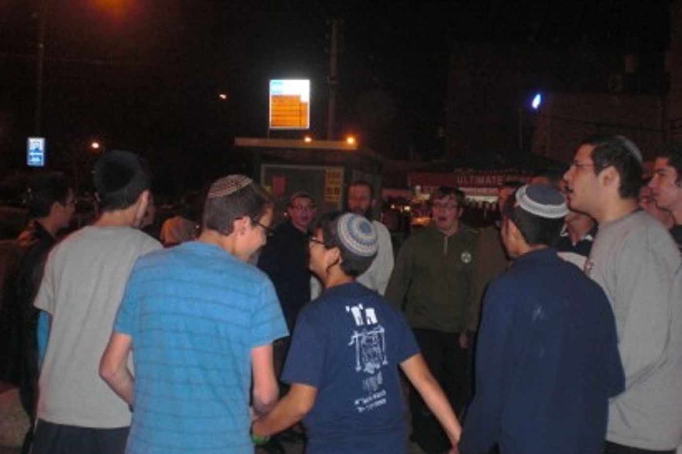 בקרית ים: הדלקת נרות חנוכה בדוכן 'מעייני הישועה'