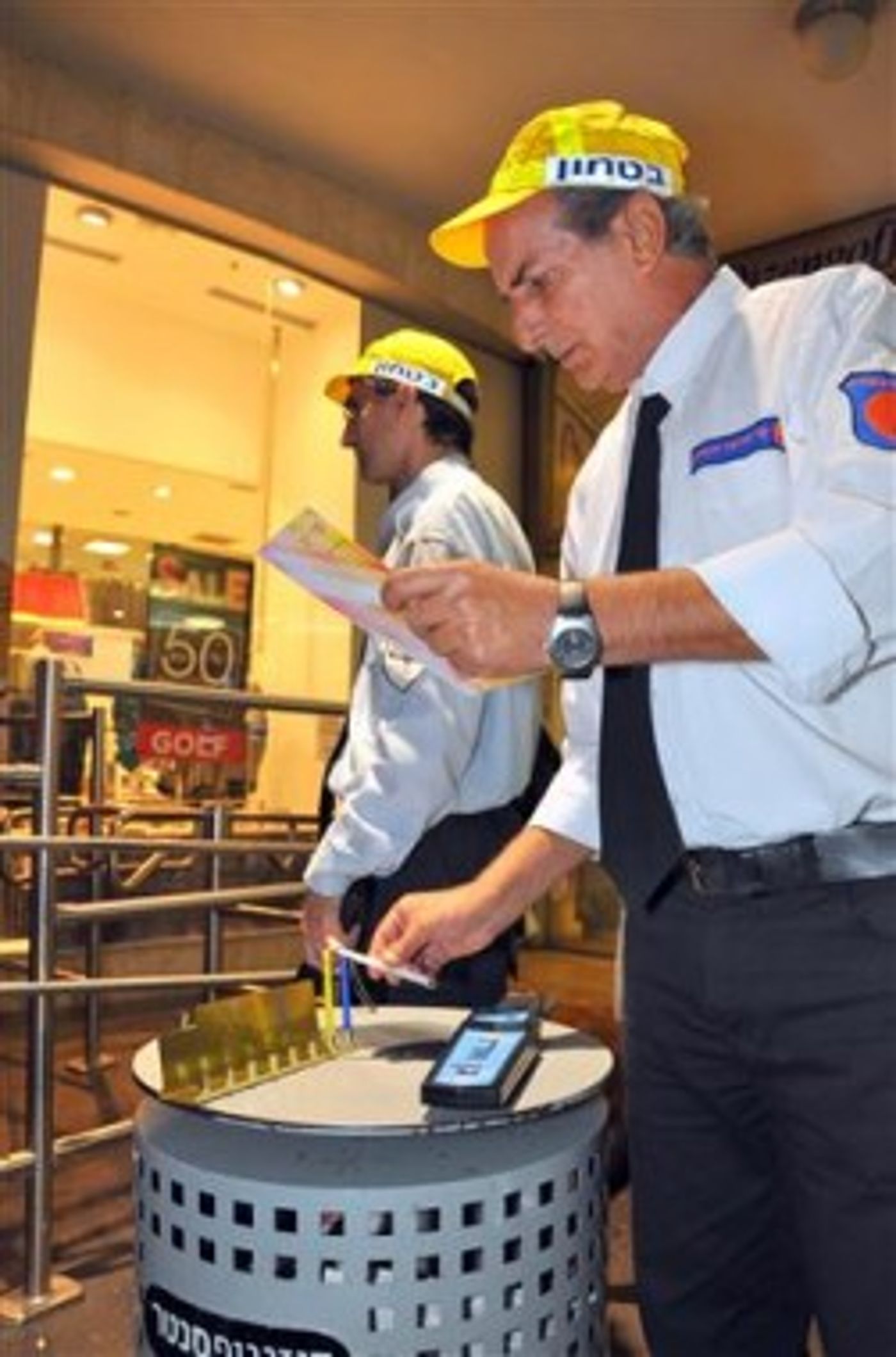 מאירים את העיר: מבצע הדלקת חנוכיות בחנויות בתל אביב