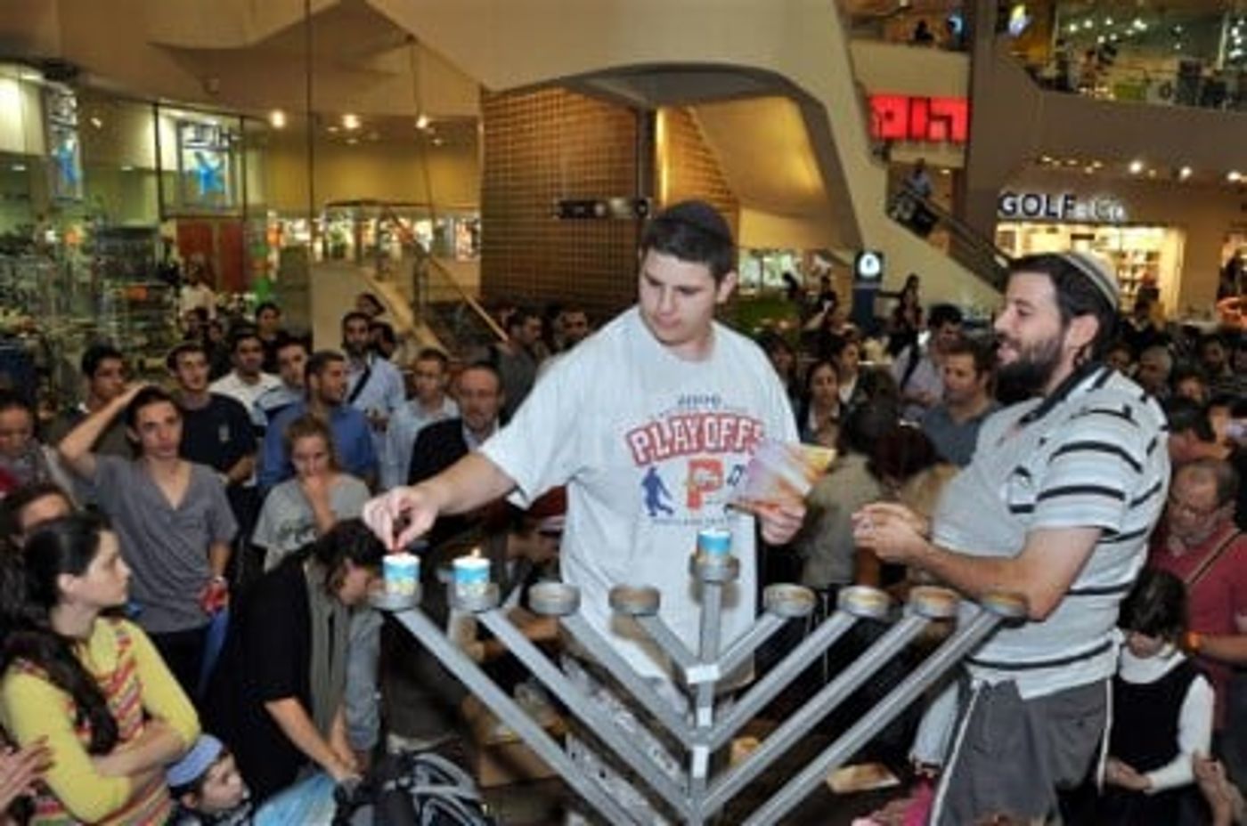 מאירים את העיר: מבצע הדלקת חנוכיות בחנויות בתל אביב