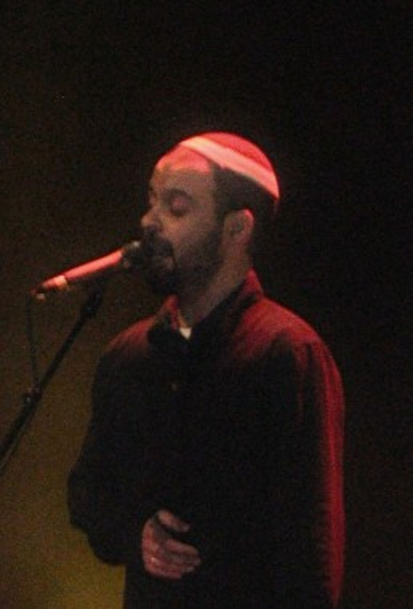 עמיר בניון בהופעה – סוג של קפיצת הדרך אל עצמנו