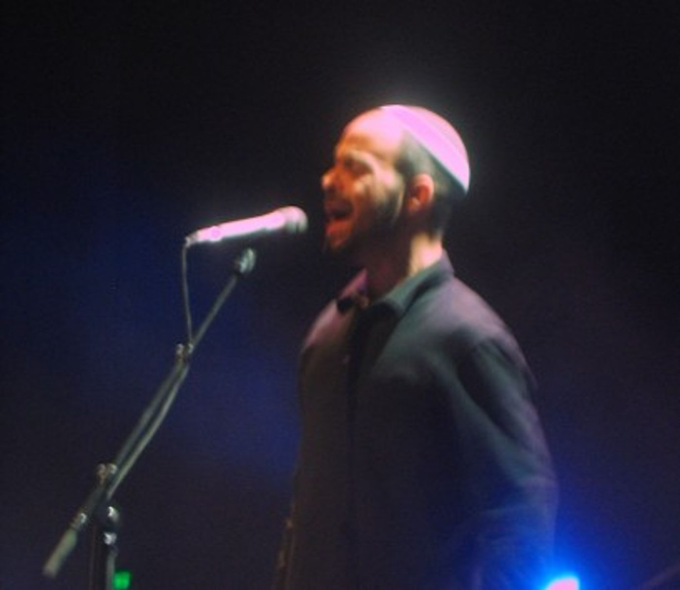 עמיר בניון בהופעה – סוג של קפיצת הדרך אל עצמנו