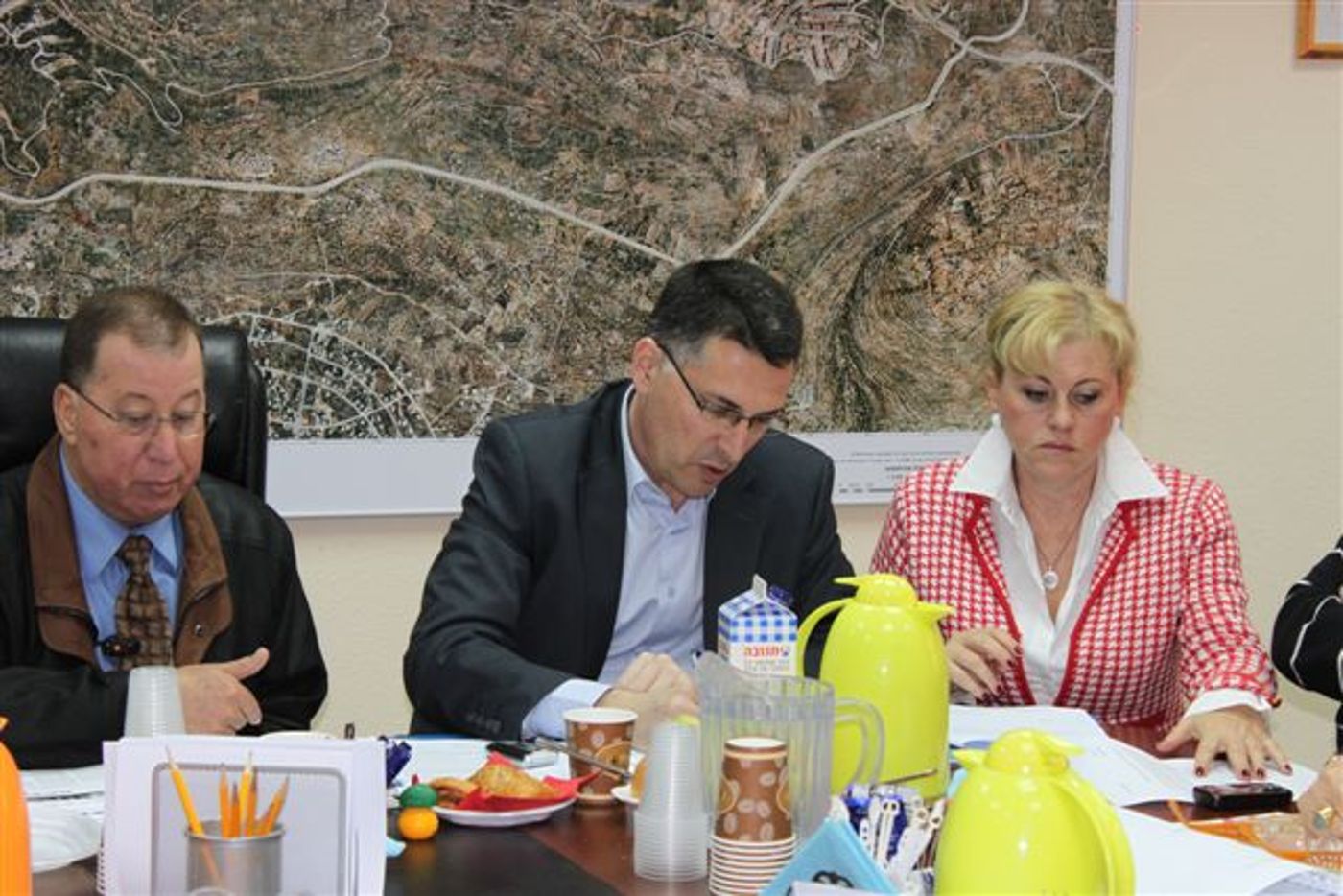 השר גדעון סער מסייע למפוני גוש קטיף באריאל