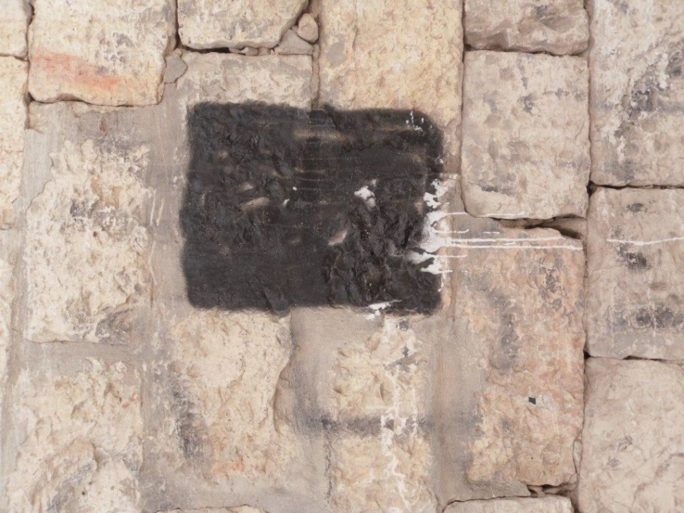 מאה שערים חוזרת בתשובה: נמחקו דגלי פלסטין מהקירות