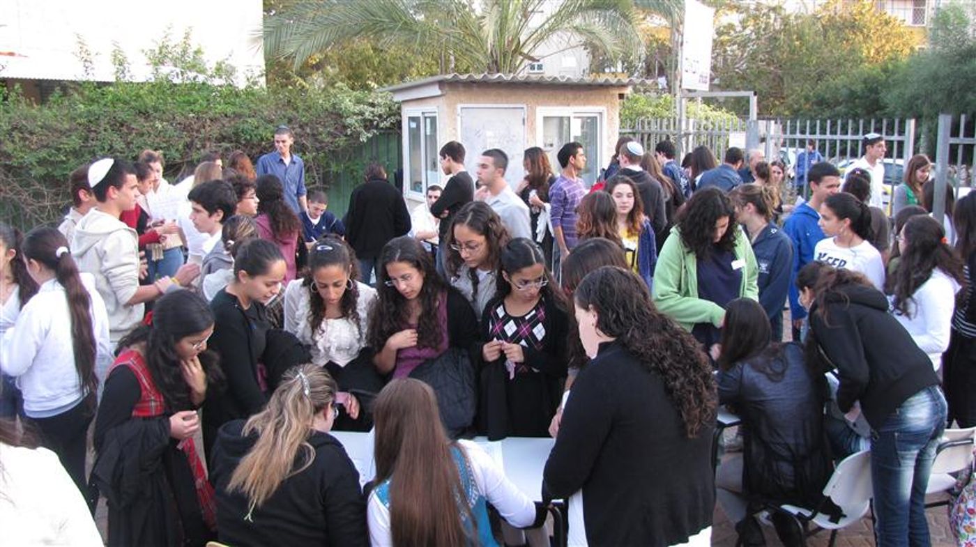 בני נוער עזבו את הפייסבוק בשביל תפילת שבת משותפת