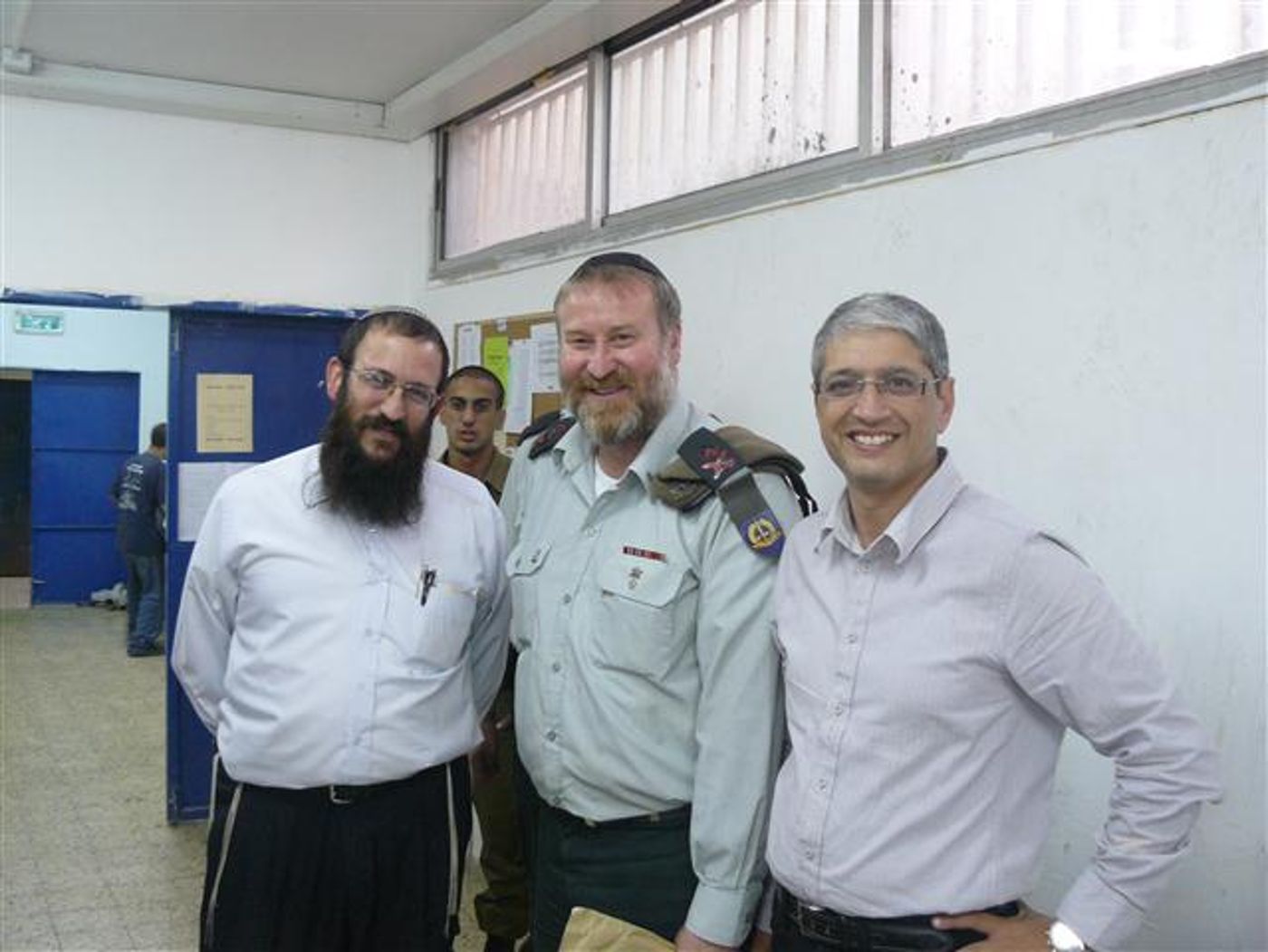  הפצ"ר מנדלבליט, ולידו הרב עוזיאל חובב ראש המקד"צ בלוד, ואהרון אטיאס מנכ"ל המקד"צ (מכינת מעוז)