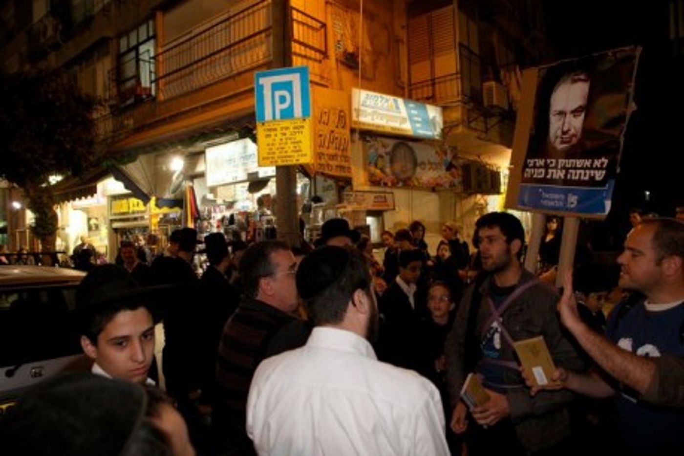 "אתה חובש כיפה? אז איך אתה שמאלני?"