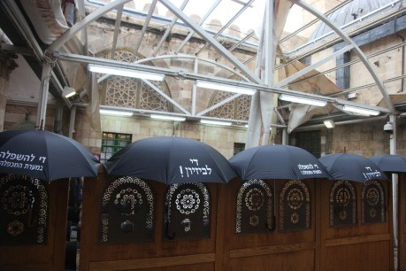 מחאה: הרב ליאור התפלל תחת גשם שוטף במערת המכפלה