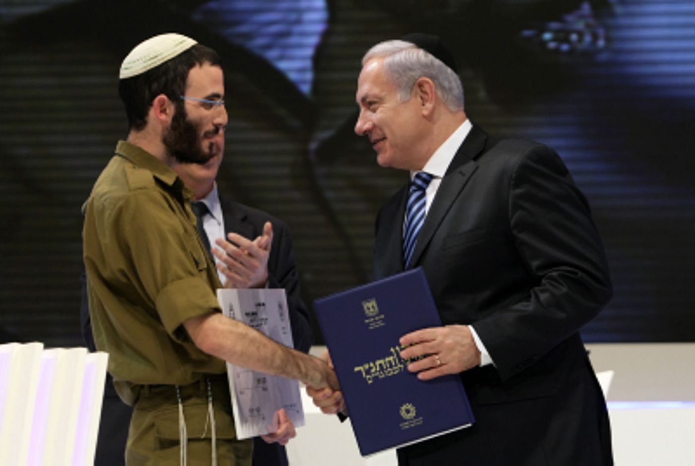 זוכה חידון התנ"ך האחרון רפאל מיוחס, מקבל את הפרס מראש הממשלה בנימין נתניהו (פלאש90)