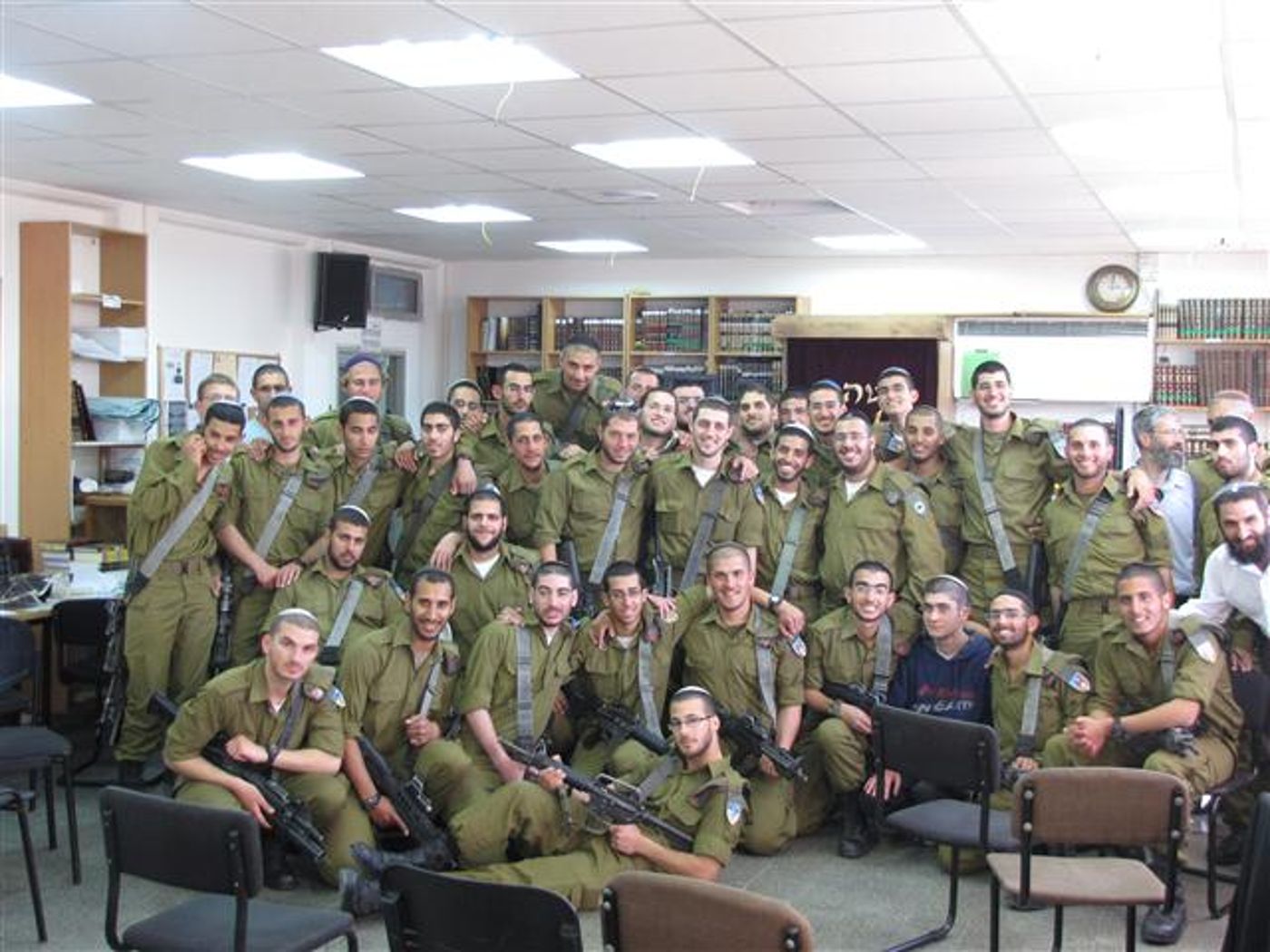 חוזרים לבית המדרש עם המדים והנשק