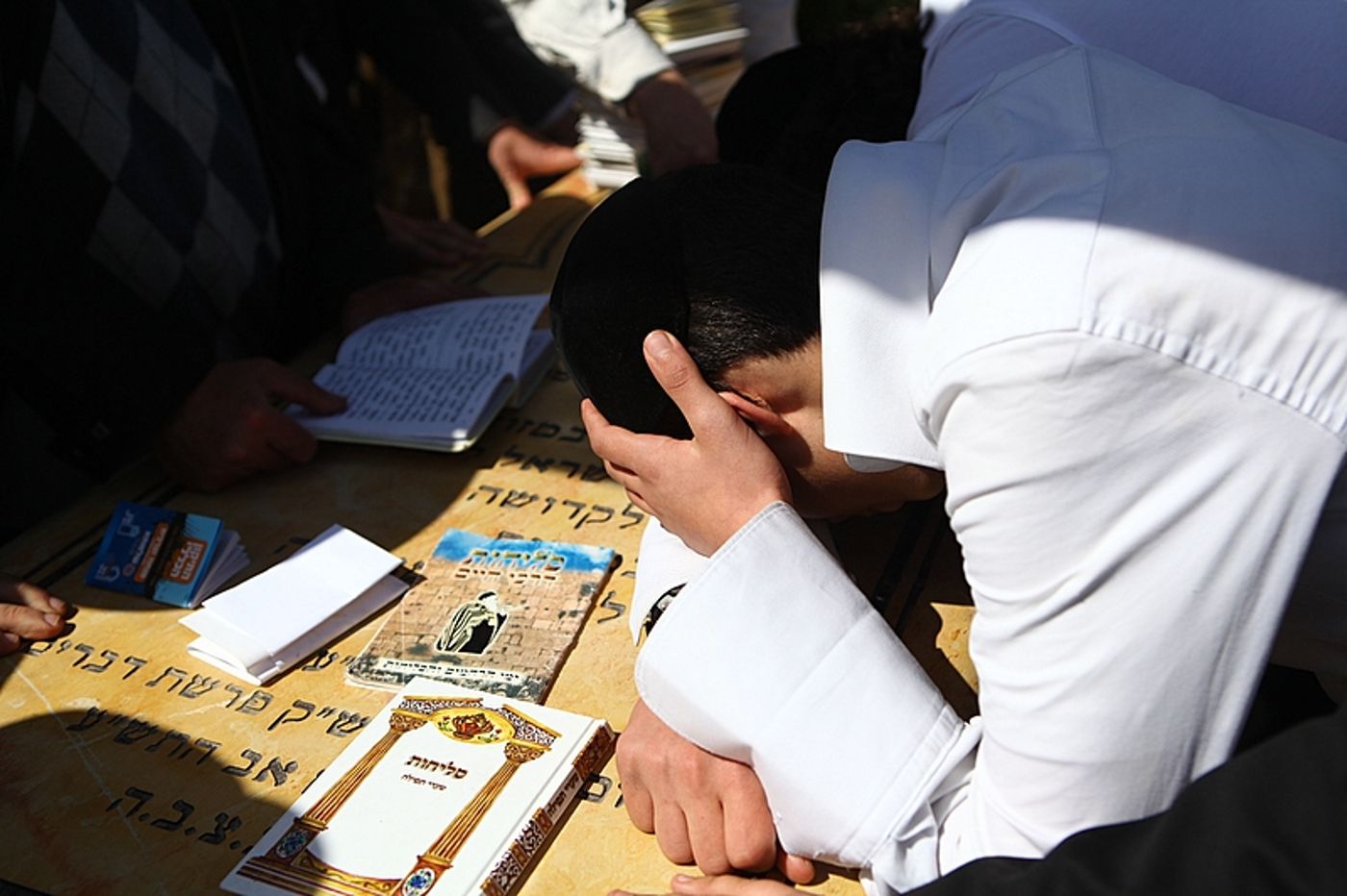 מאות באו למחות על הפגיעה בציונו של הרב משה בן טוב