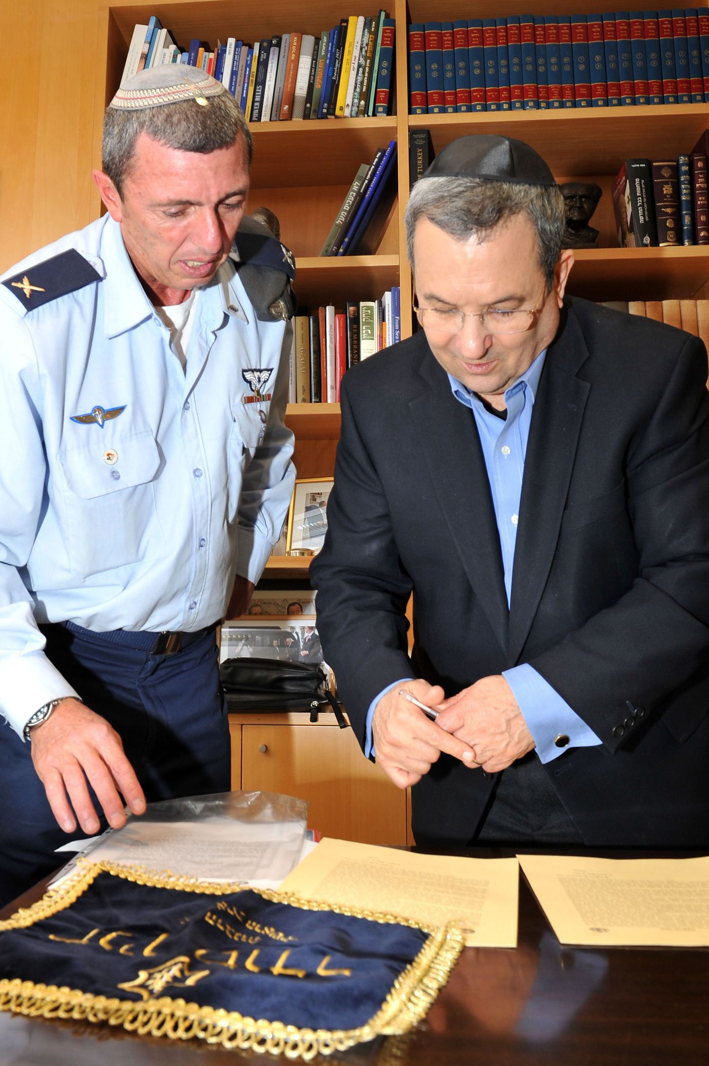 תמונה: שר הבטחון מוכר את החמץ של צה"ל