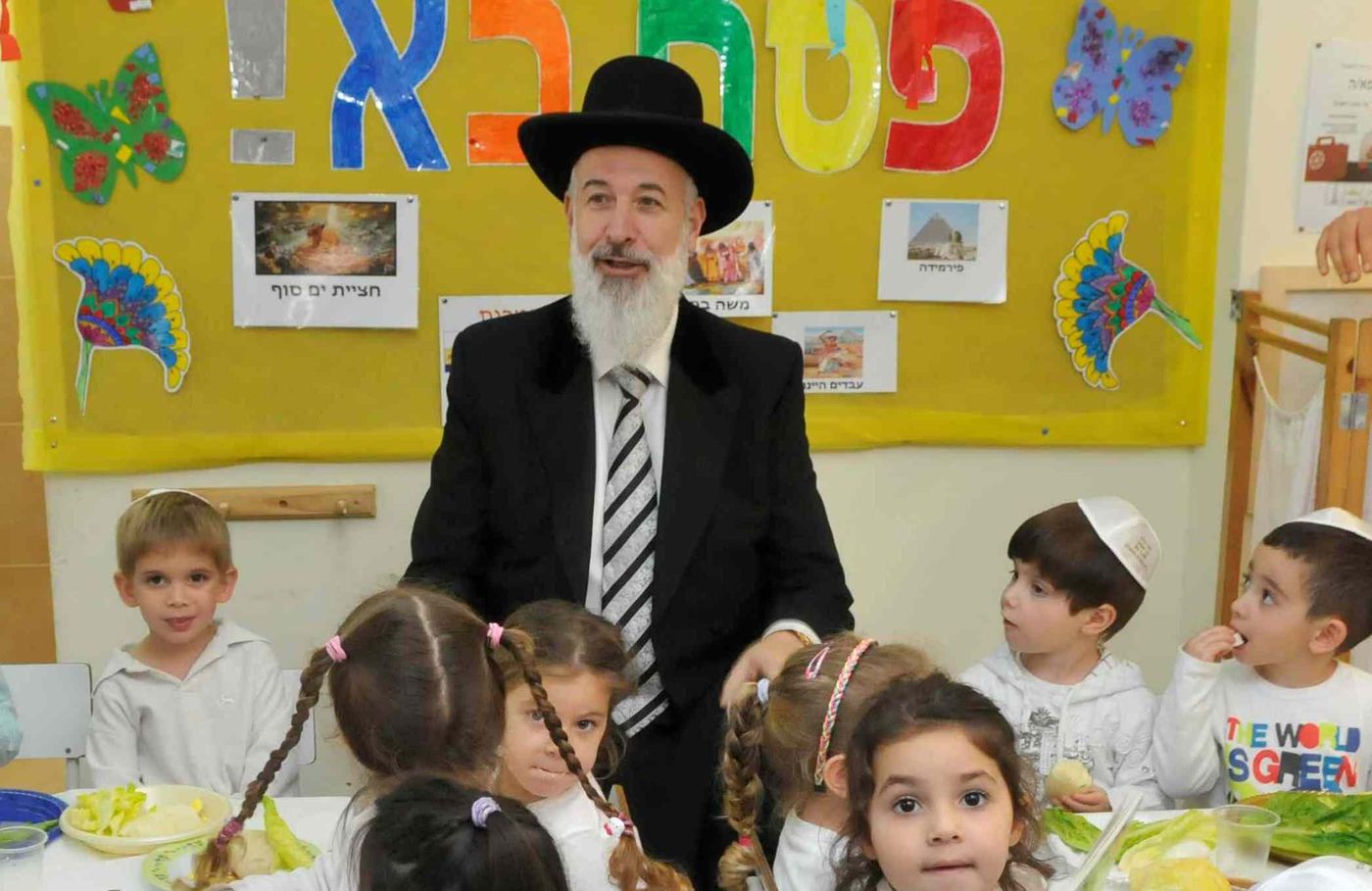 הרב יונה מצגר 'עשה סדר' עם ילדי קריית אונו
