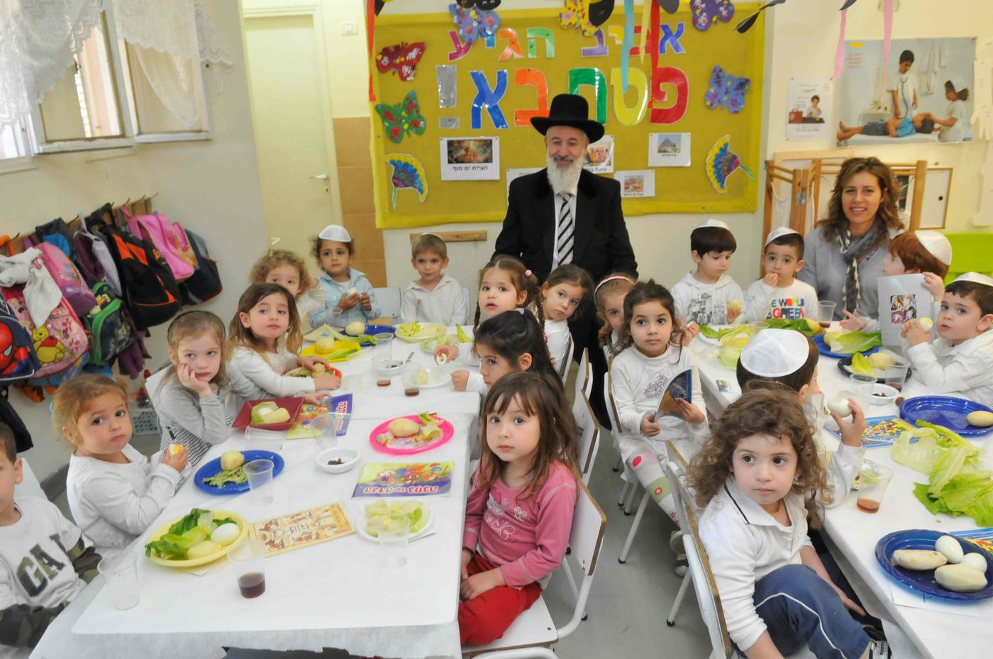 הרב יונה מצגר 'עשה סדר' עם ילדי קריית אונו