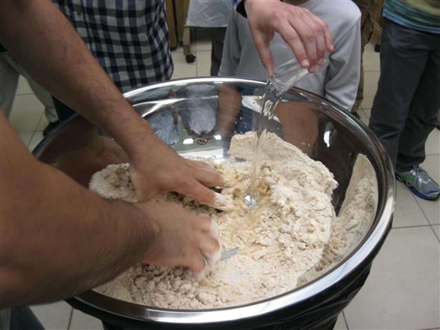 גלרית תמונות ענקית: איך אופים מצות עבודת יד