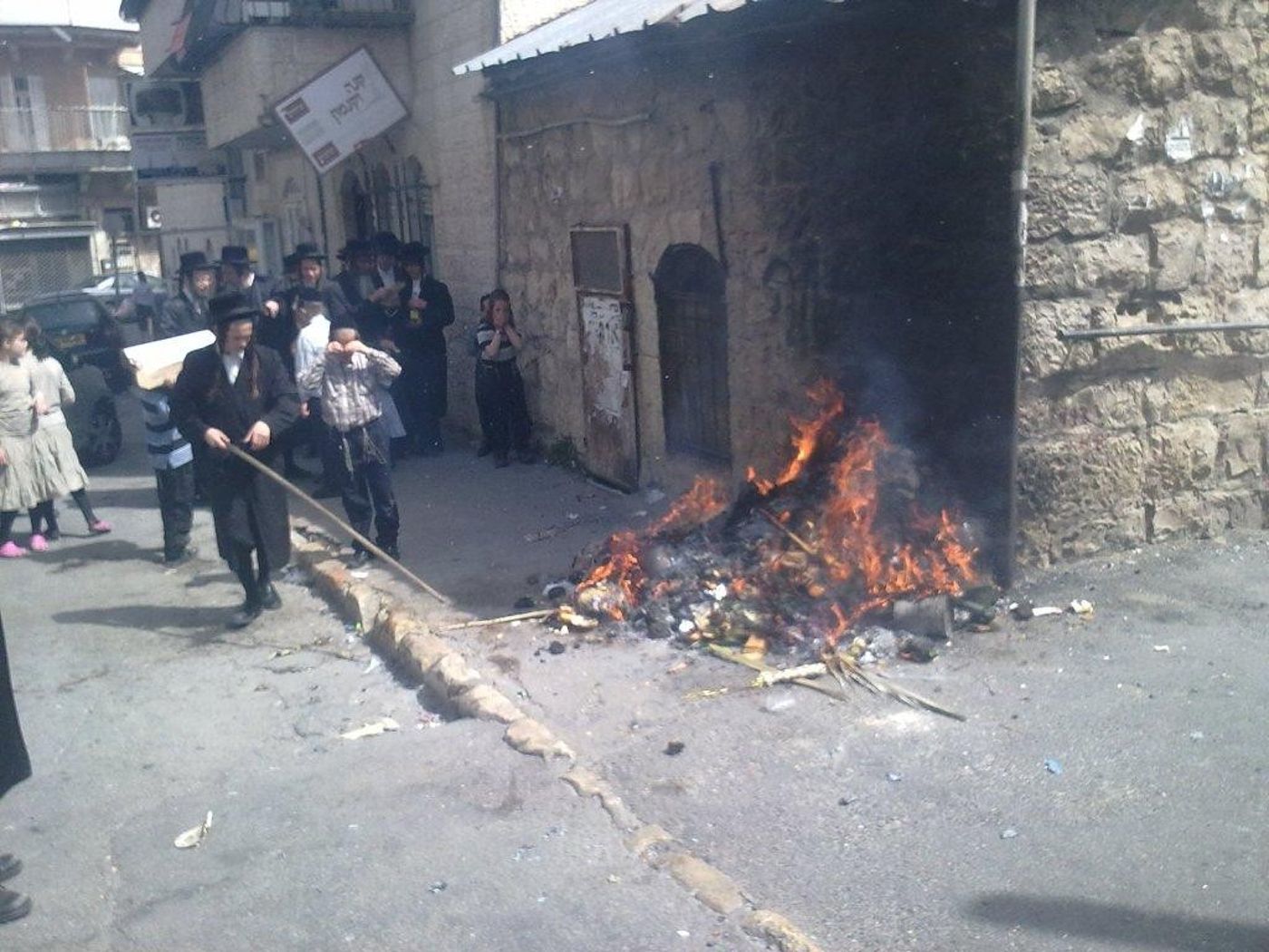 תמונות מביעור חמץ במאה שערים בירושלים