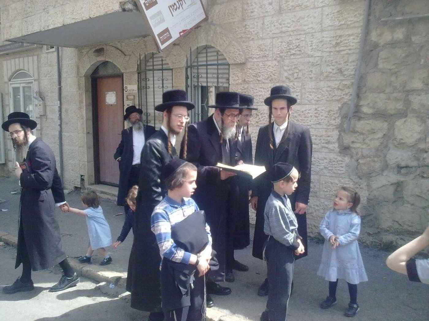 תמונות מביעור חמץ במאה שערים בירושלים