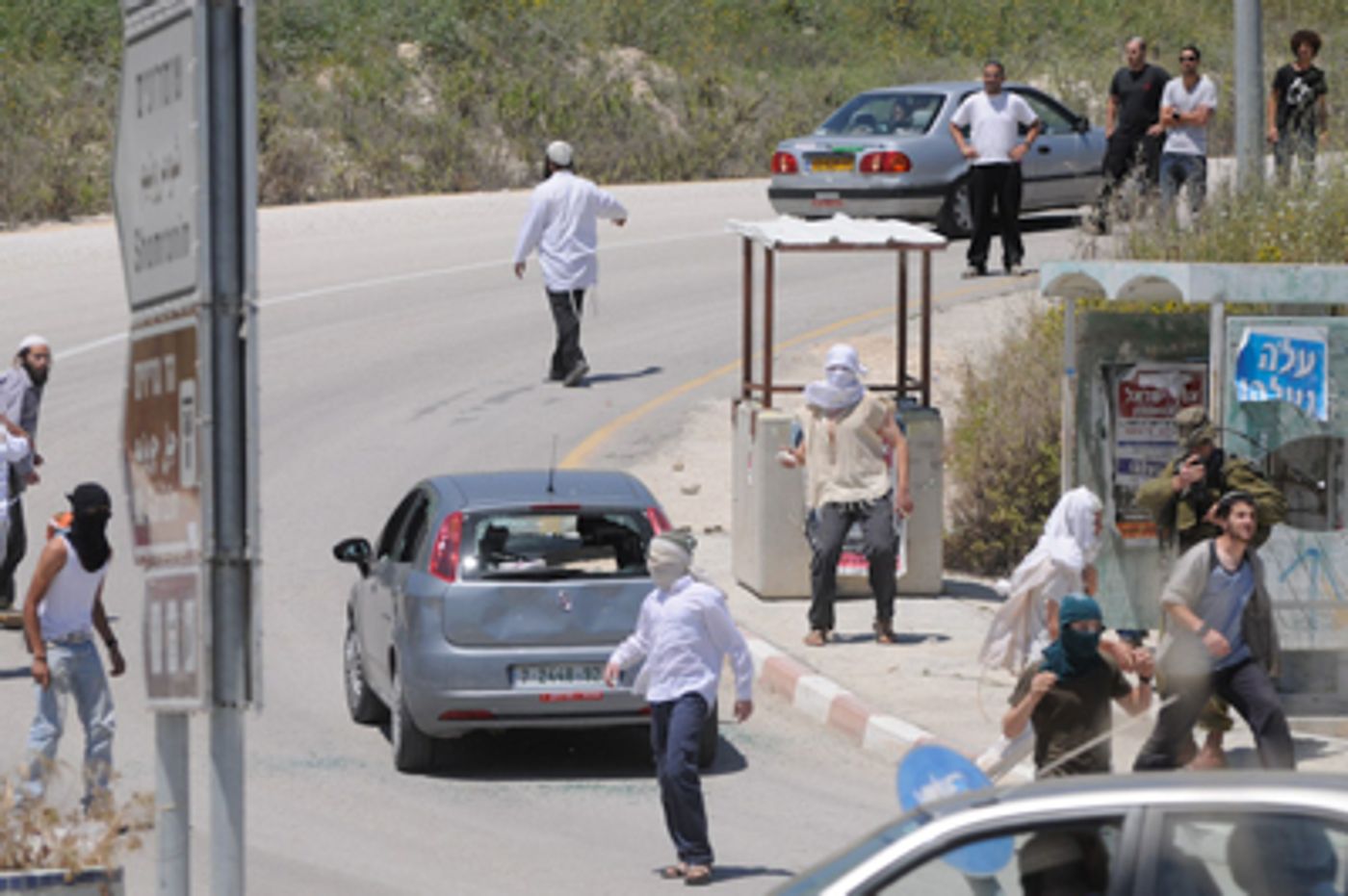 תג מחיר: רכבים שרופים בצידי הדרך, מהומה בחווארה