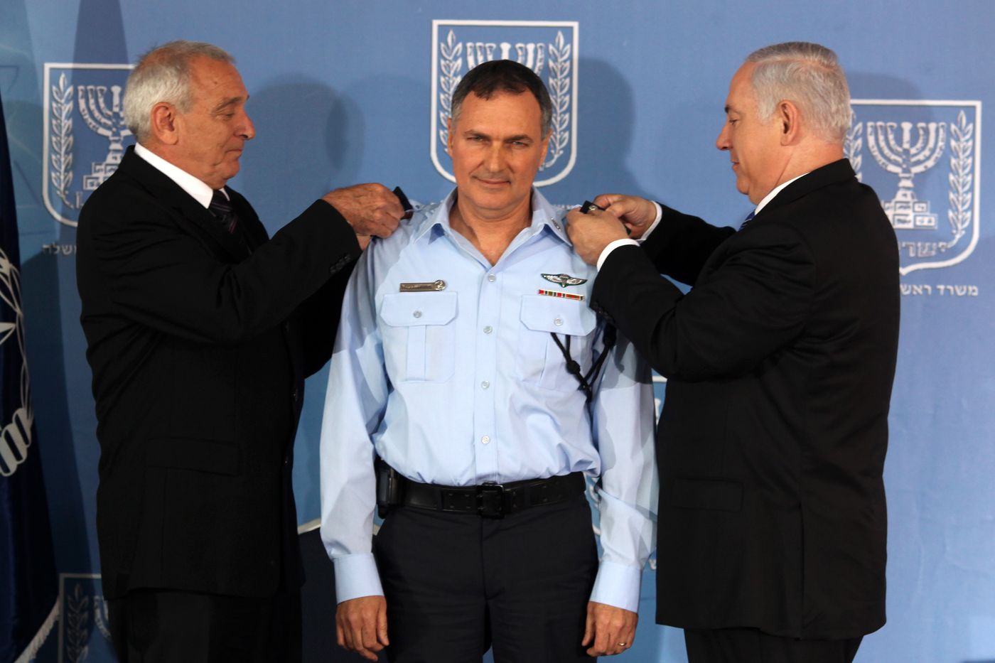 לאחר הענקת הדרגות, המפכ"ל דנינו בתפילה בכותל